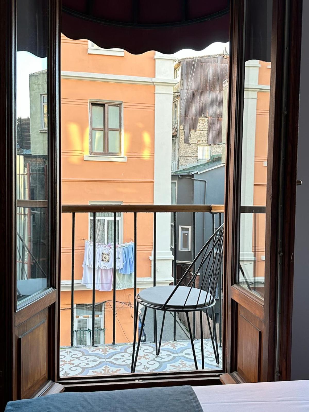 Perahomes Wooden Flat With Small Balcony