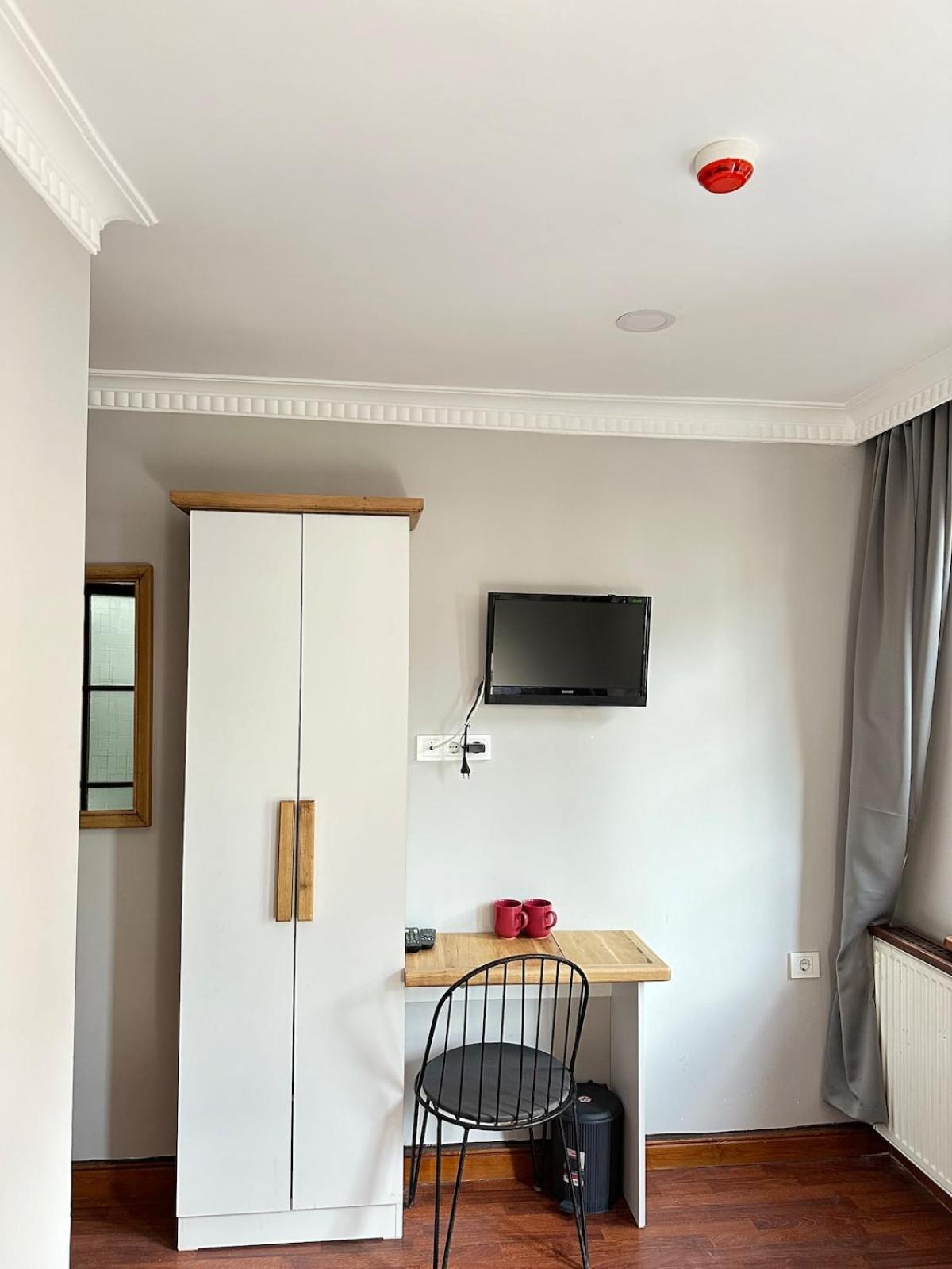 Perahomes Wooden Flat With Small Balcony Apartment Istanbul