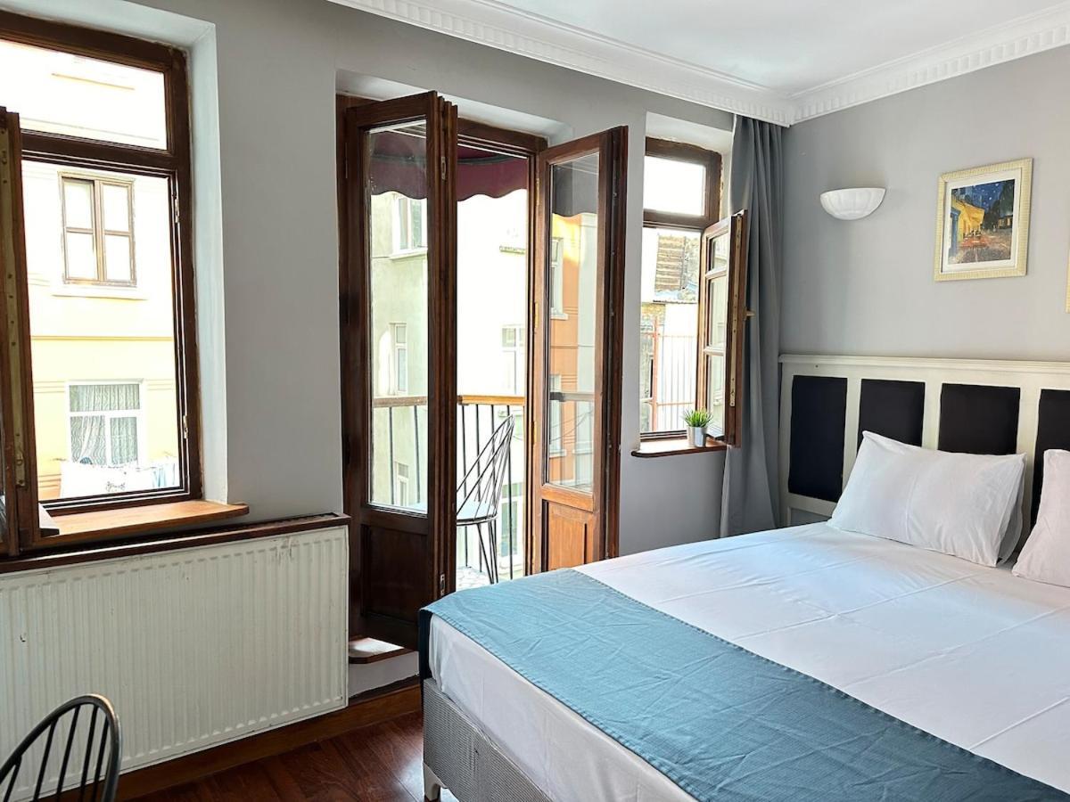 Perahomes Wooden Flat With Small Balcony *