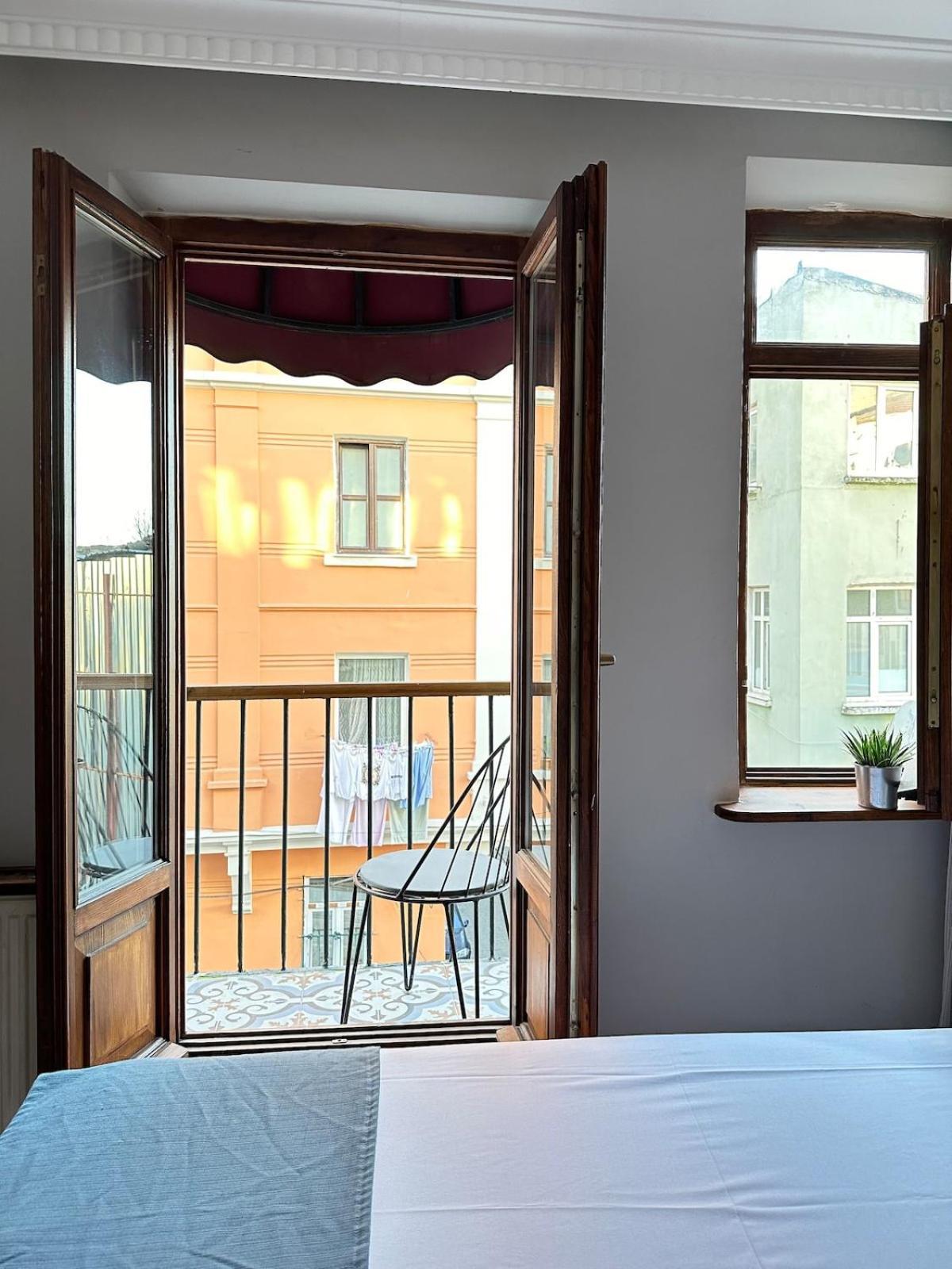 Perahomes Wooden Flat With Small Balcony