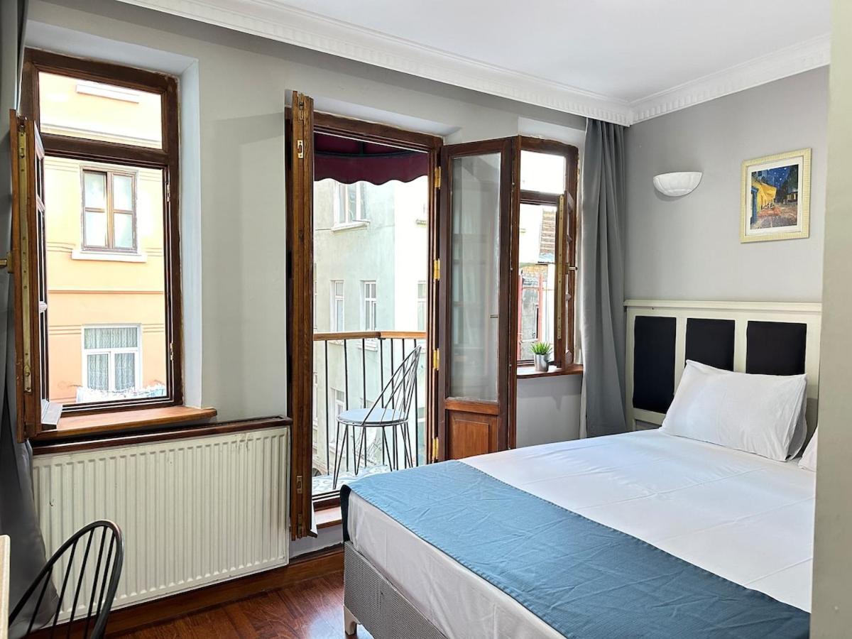 Perahomes Wooden Flat With Small Balcony