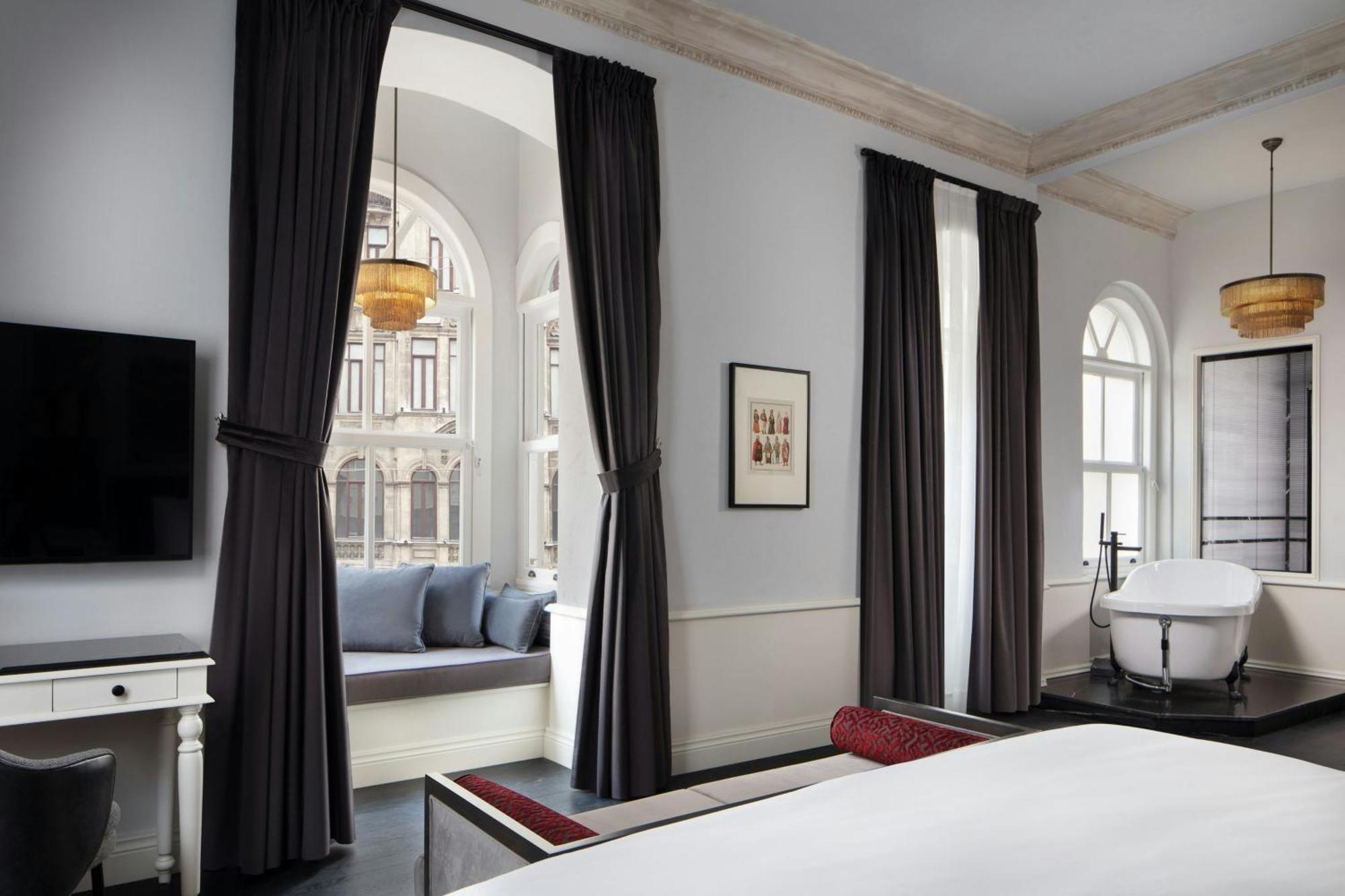 Adahan Decamondo Pera, Autograph Collection Hotel