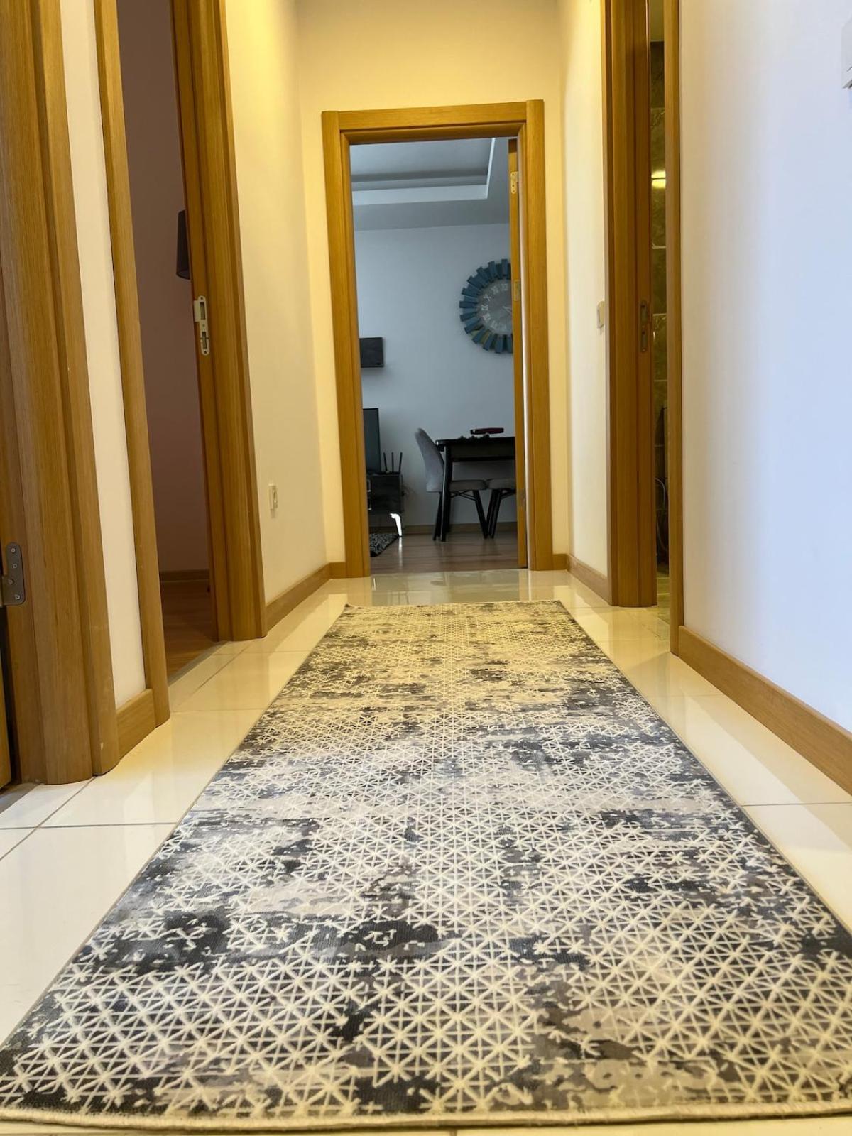 Luxury Designed Comfortable 2 & 1 Living Free Parking Garaj Apartment
