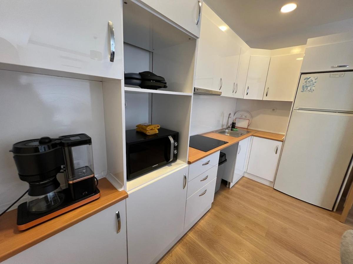 Luxury Designed Comfortable 2 & 1 Living Free Parking Garaj Apartment *