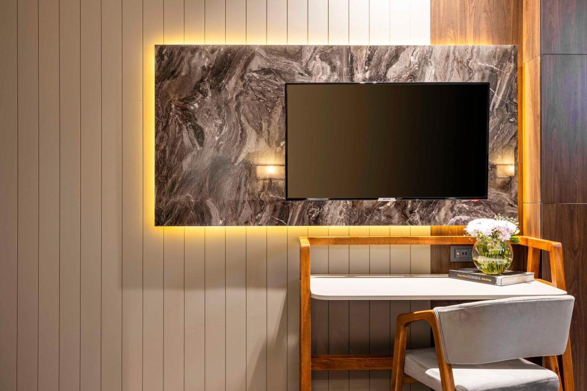 Ezkar Bathonea Art Istanbul