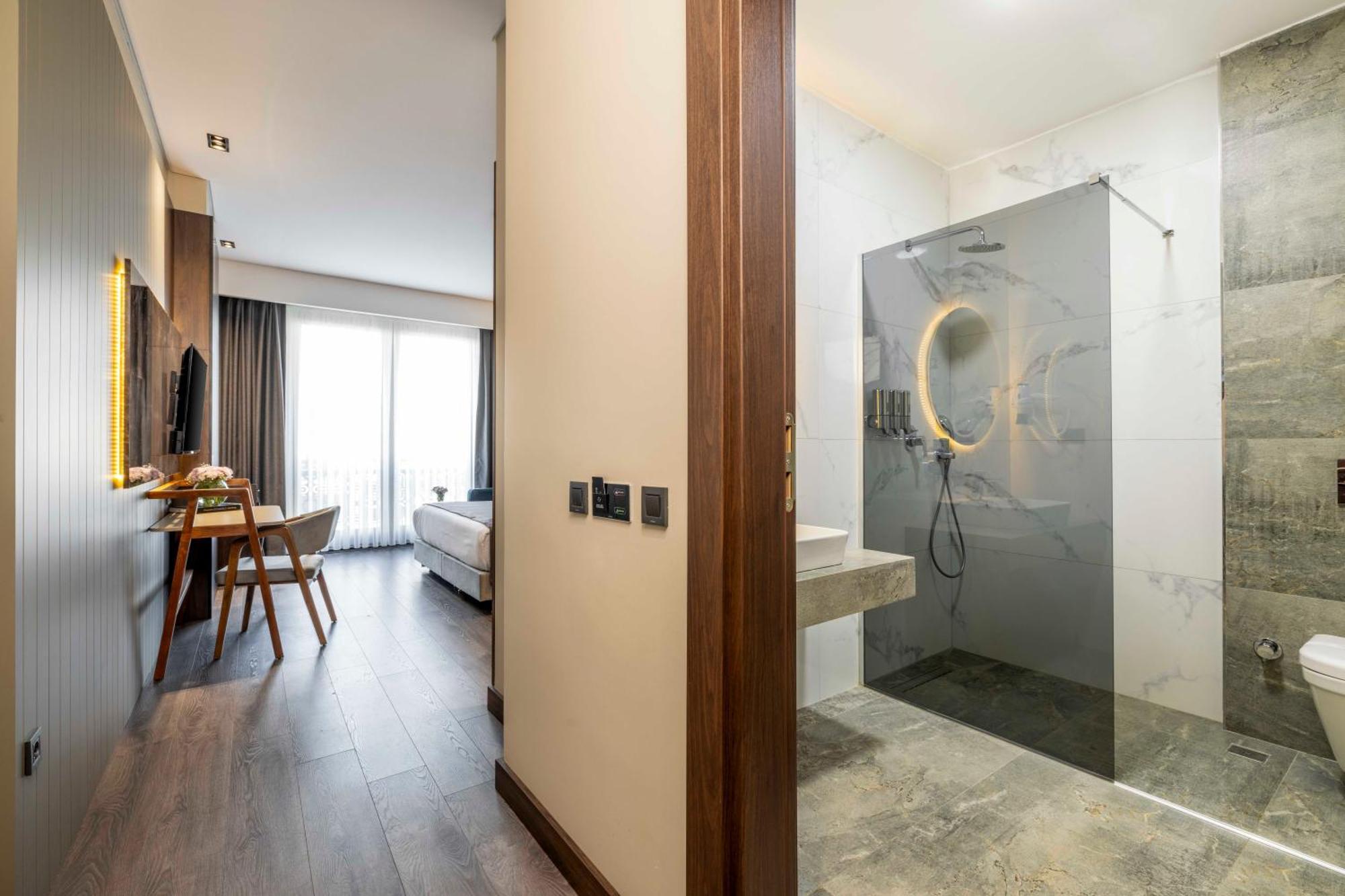 Ezkar Bathonea Art Hotel