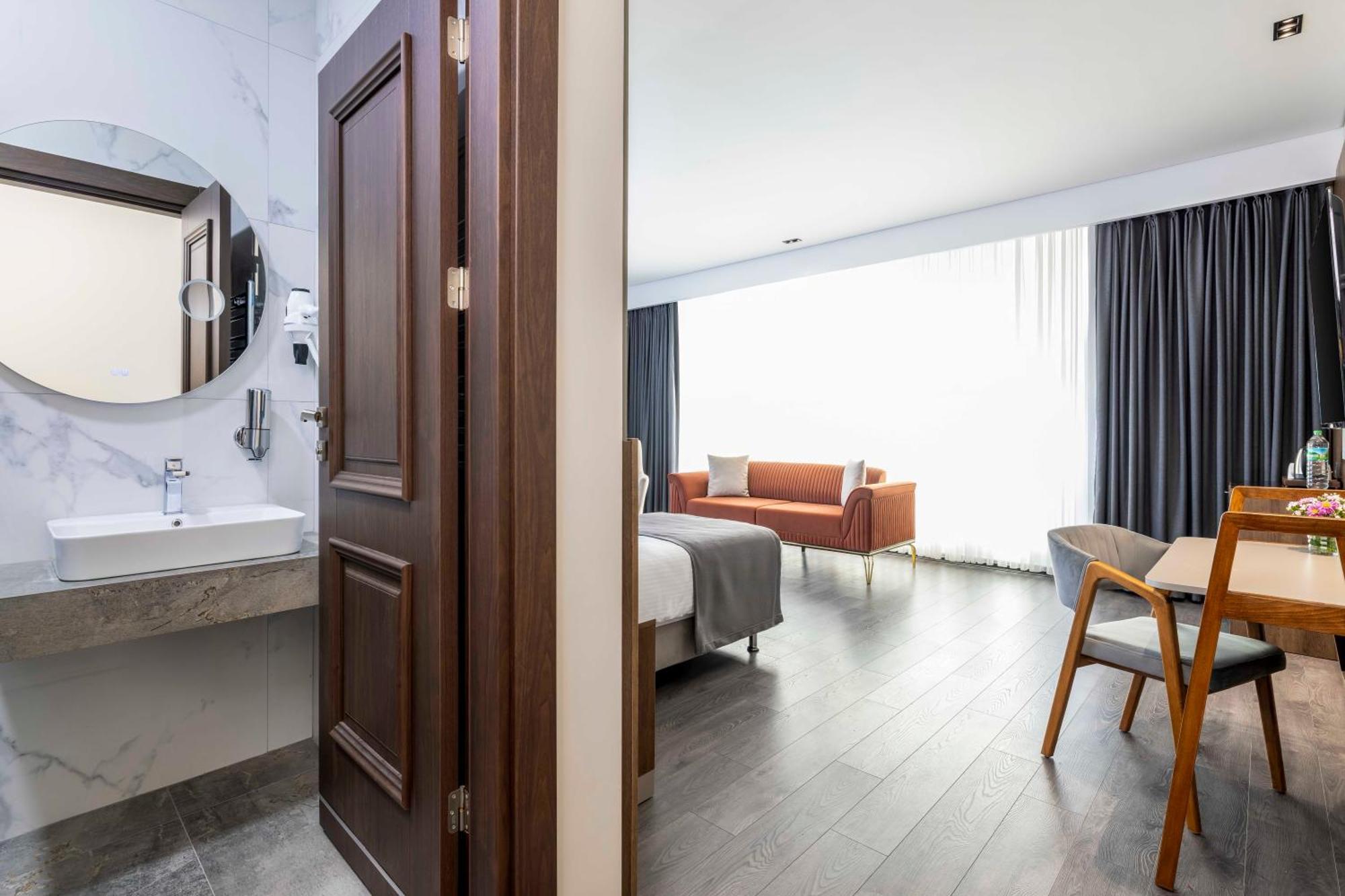 Ezkar Bathonea Art Hotel