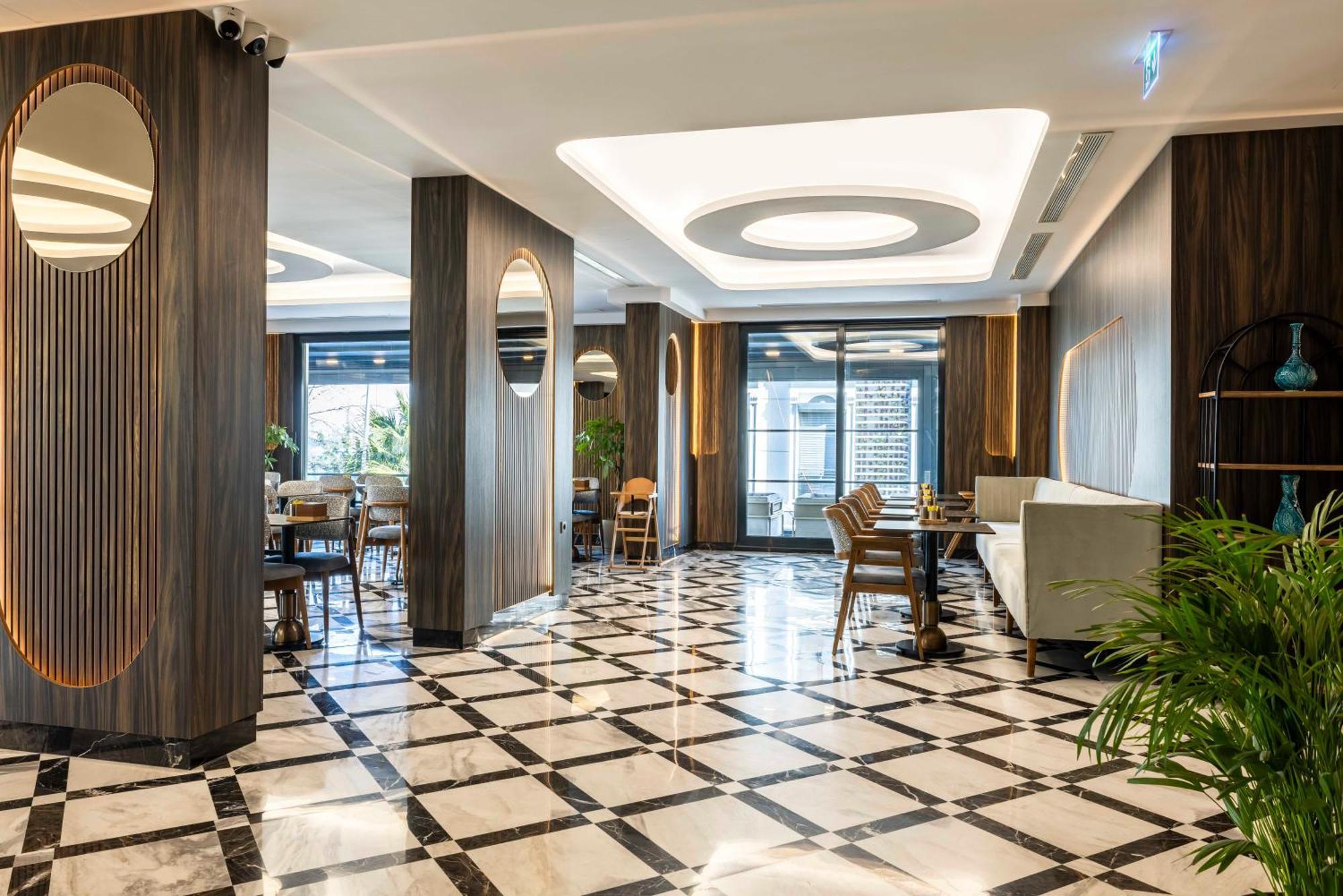 Ezkar Bathonea Art Hotel