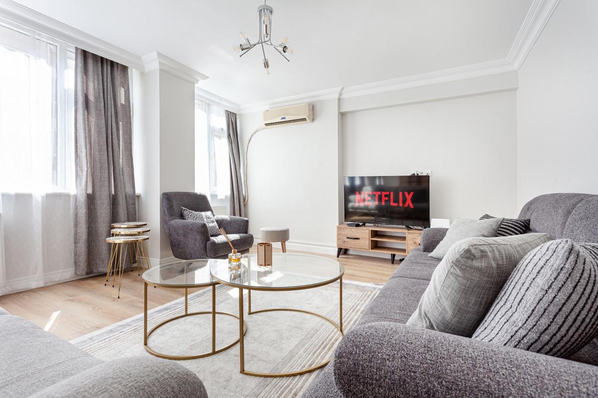 Chic Spacious 4br With Lift On Main Street 2m Metro Apartment *