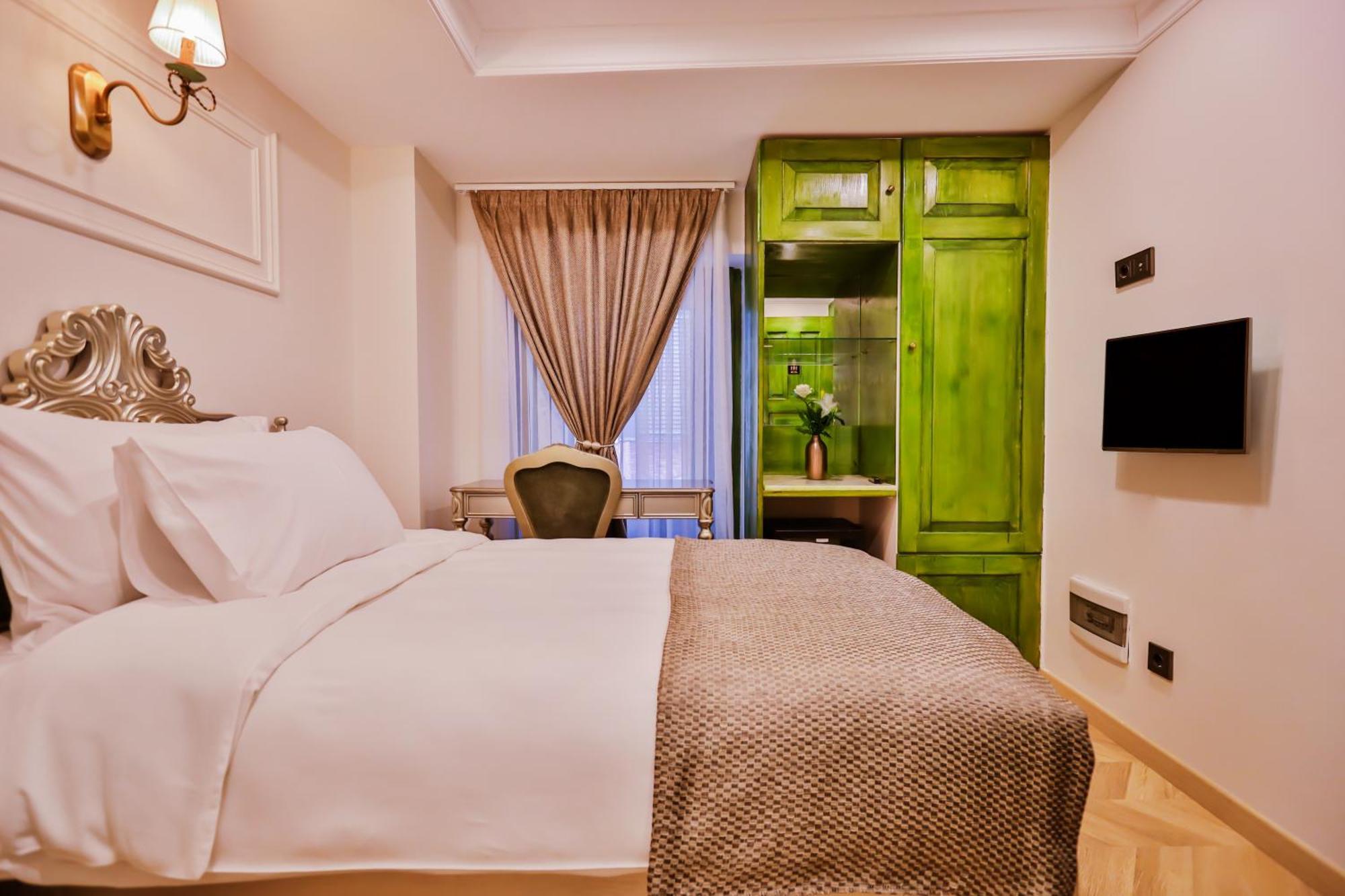 Emerald Mansion Hotel *