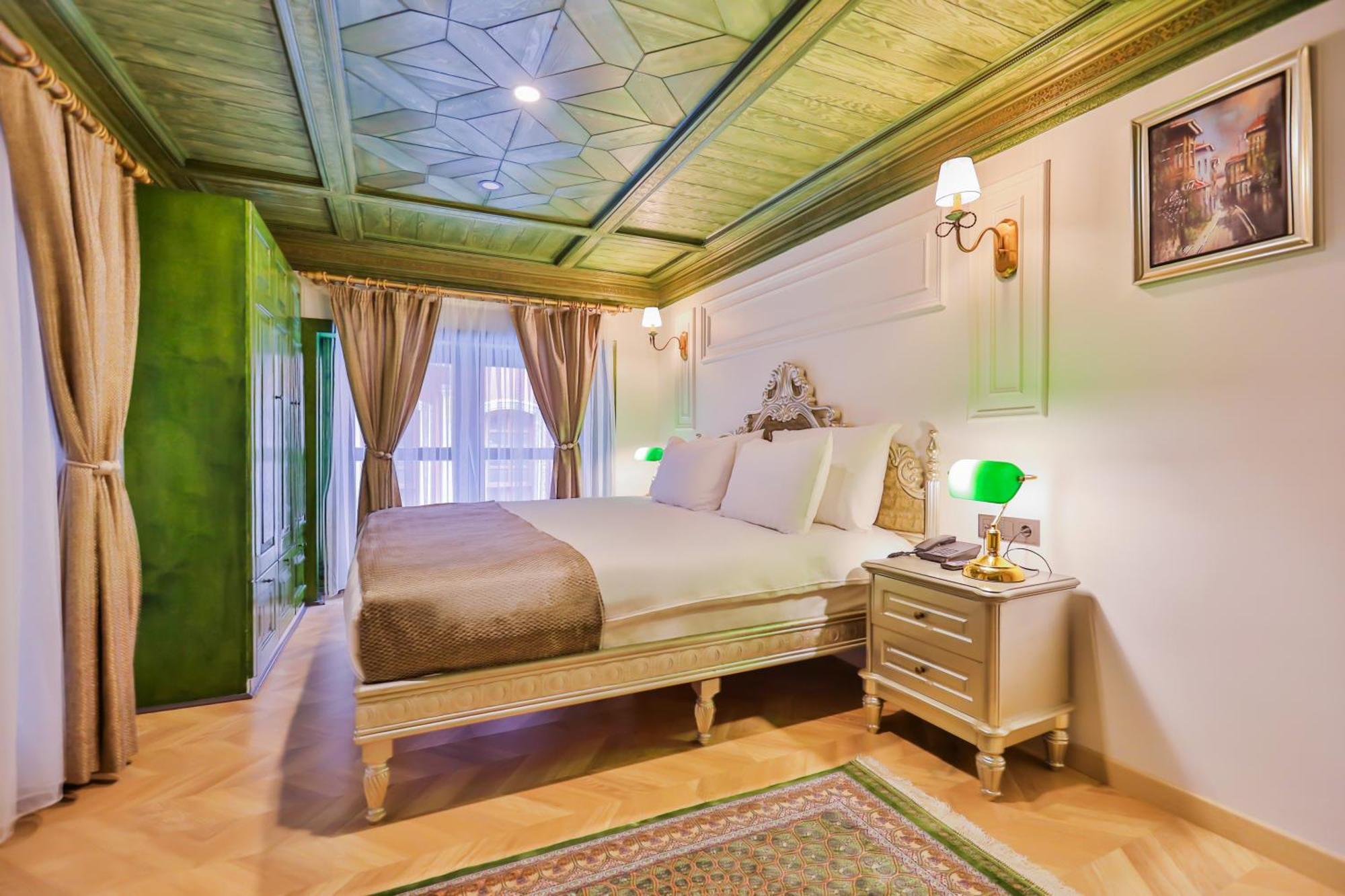 Hotel Emerald Mansion