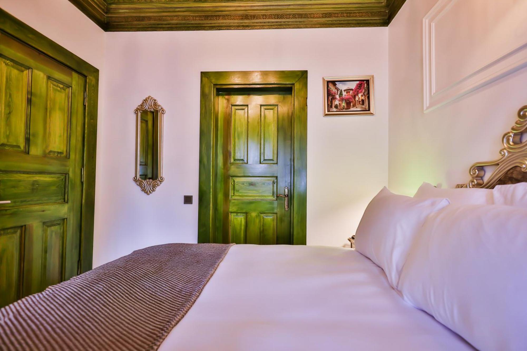 Emerald Mansion Hotel *