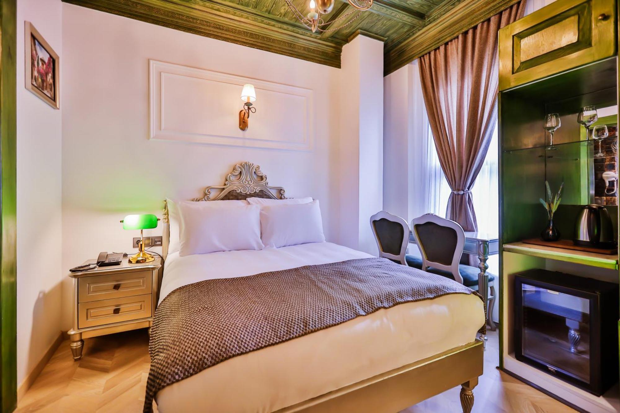 Hotel Emerald Mansion