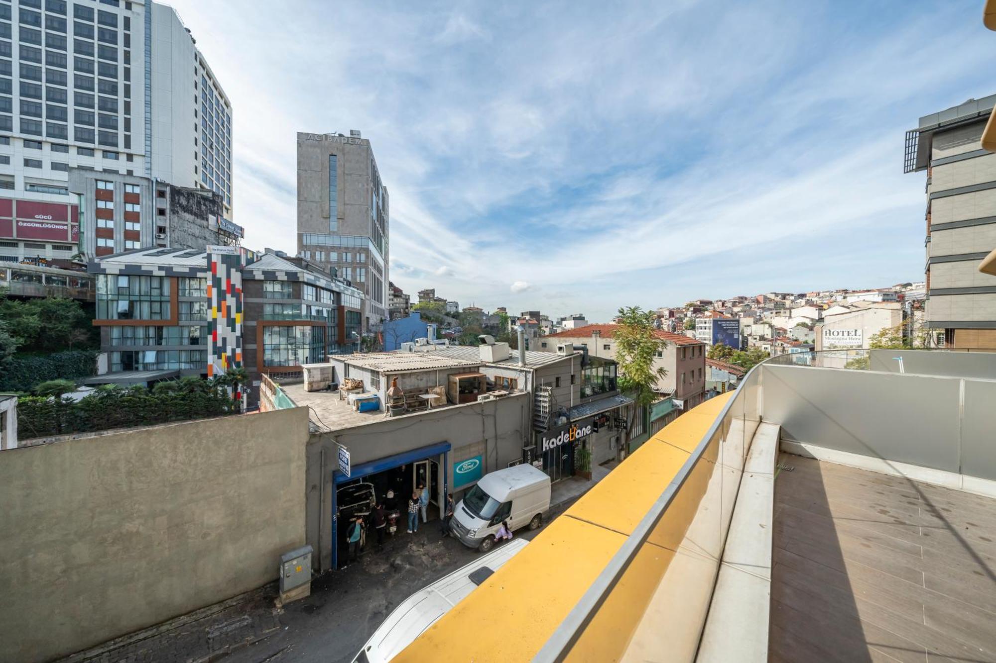 Taksim Petek By Guestteori *