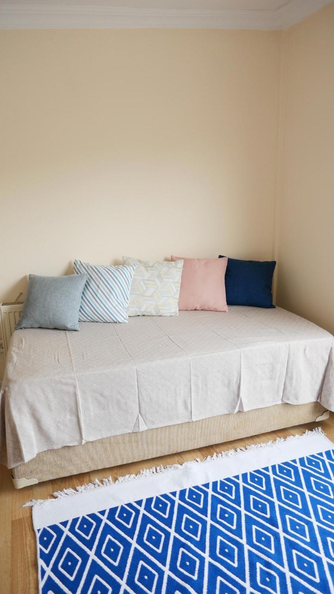 Stylish Triplex With Turkish Bath, Terrace, Location Villa