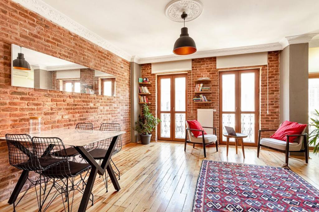 Location With 2 Bedrooms Apartment *