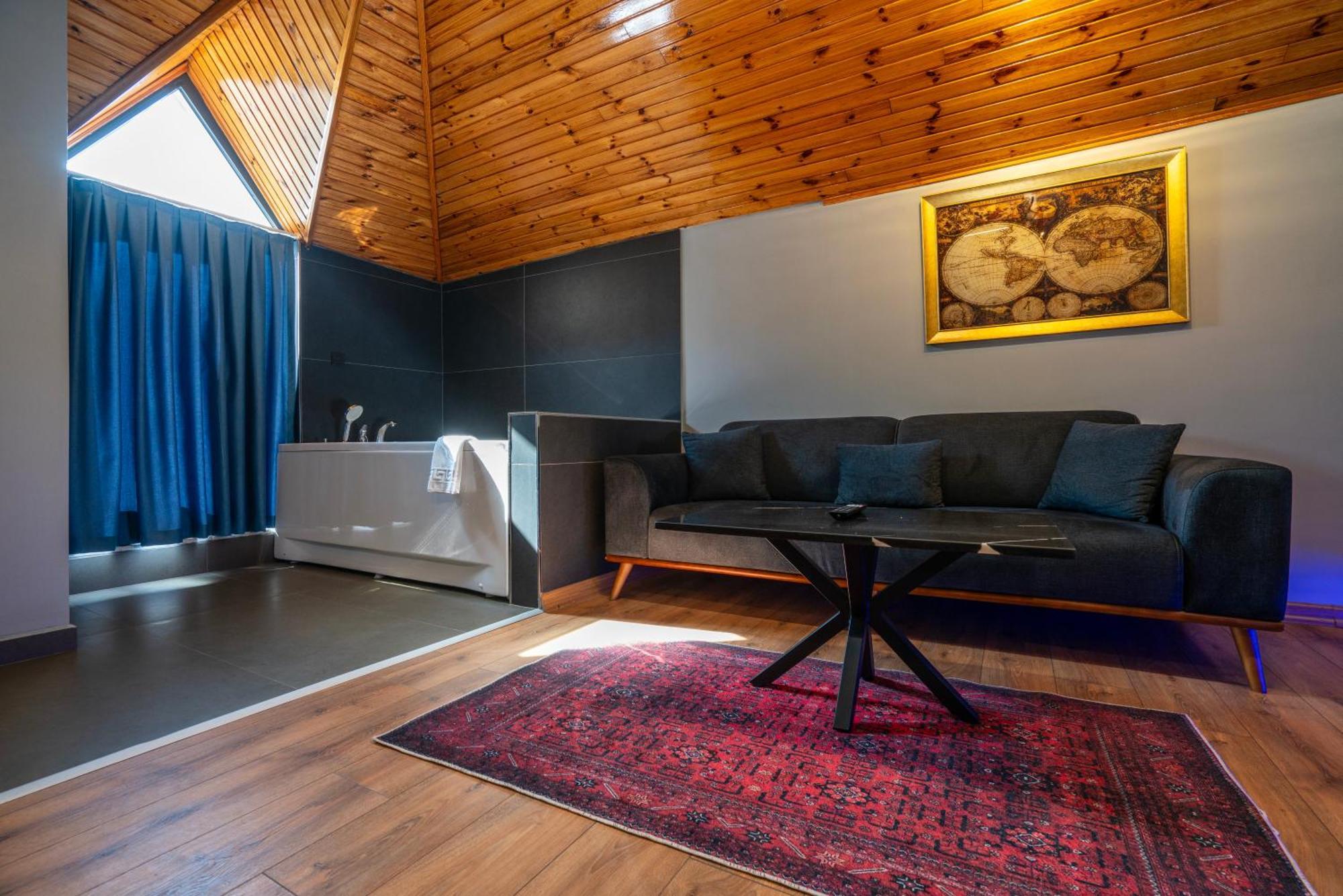 Royal Nest Hotel *