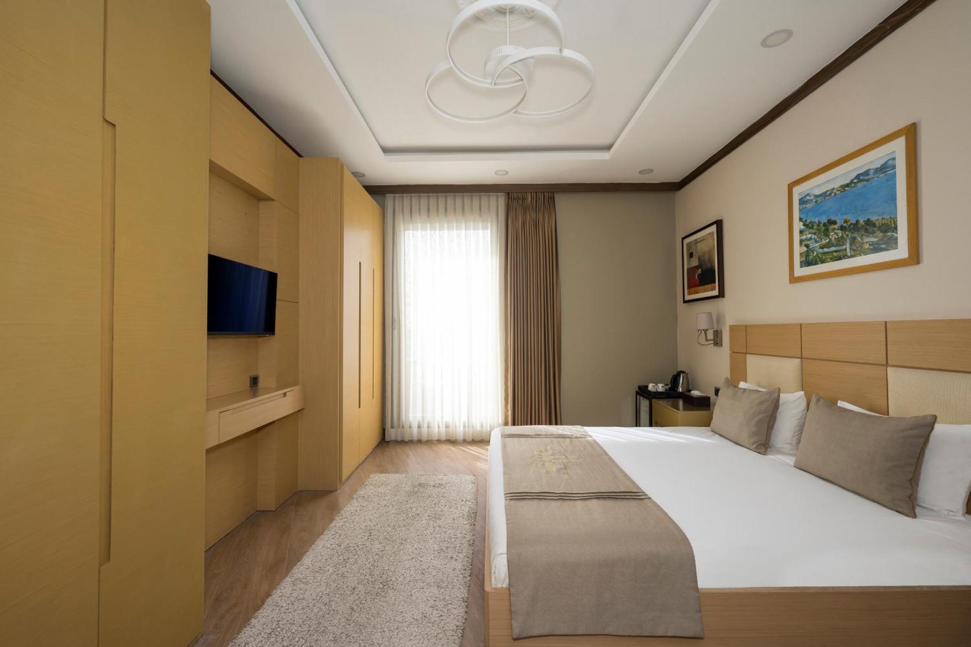 Continental Pera 4*