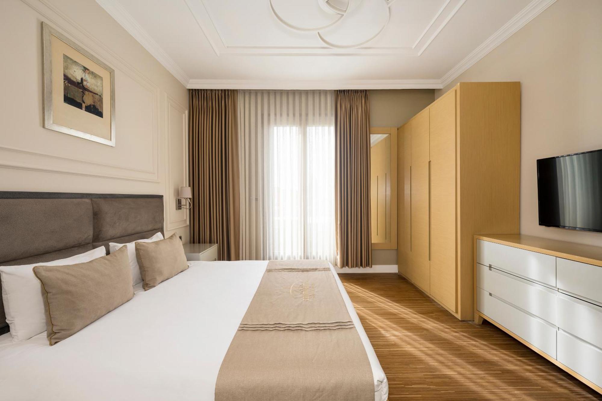 Continental Pera 4*