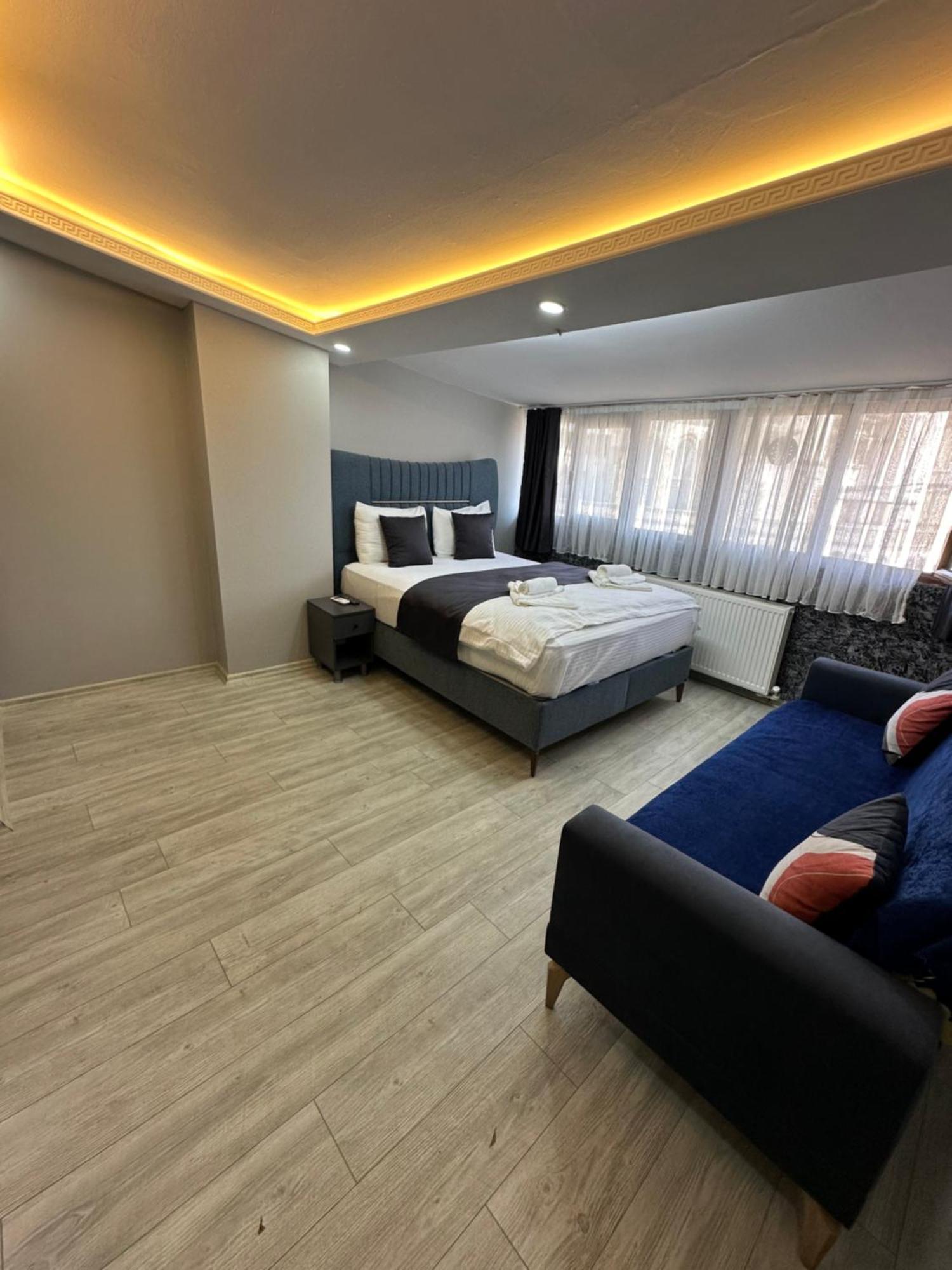 The Square 30 Hotel *