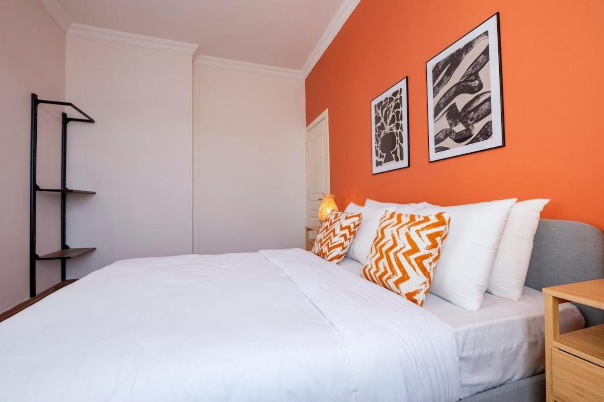 High-ceiling Three-bedroom Apartment *