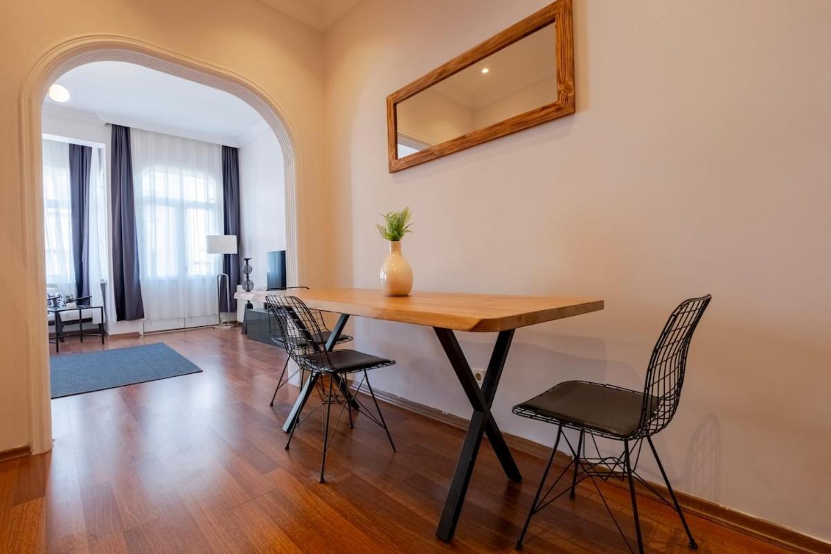 High-ceiling Three-bedroom * Istanbul