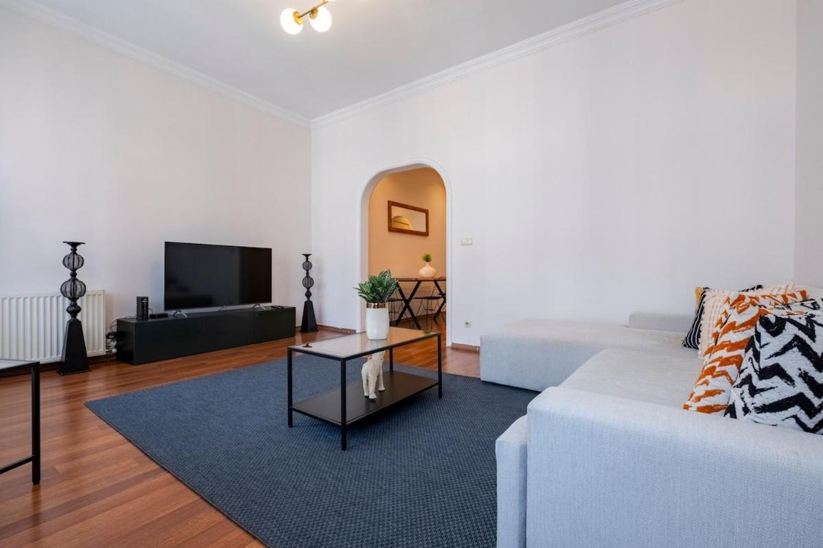 High-ceiling Three-bedroom Apartment Istanbul