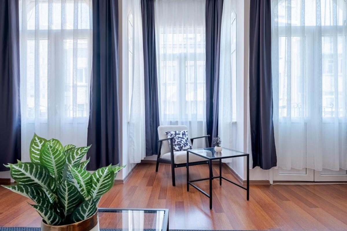 High-ceiling Three-bedroom * Istanbul