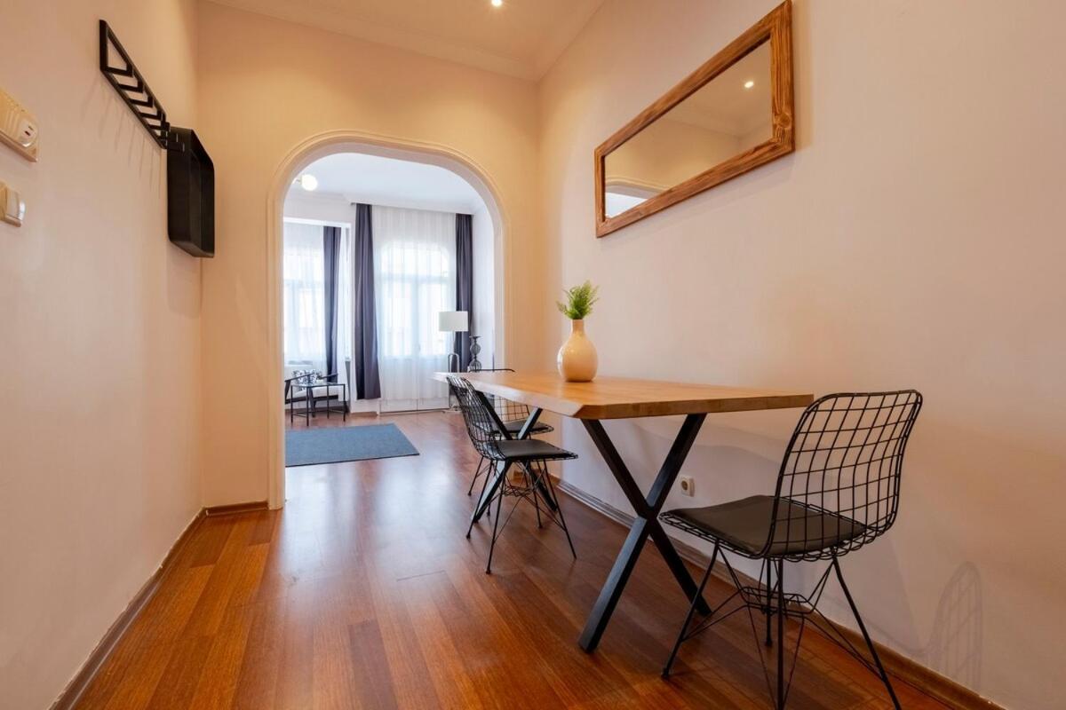 Apartment High-ceiling Three-bedroom