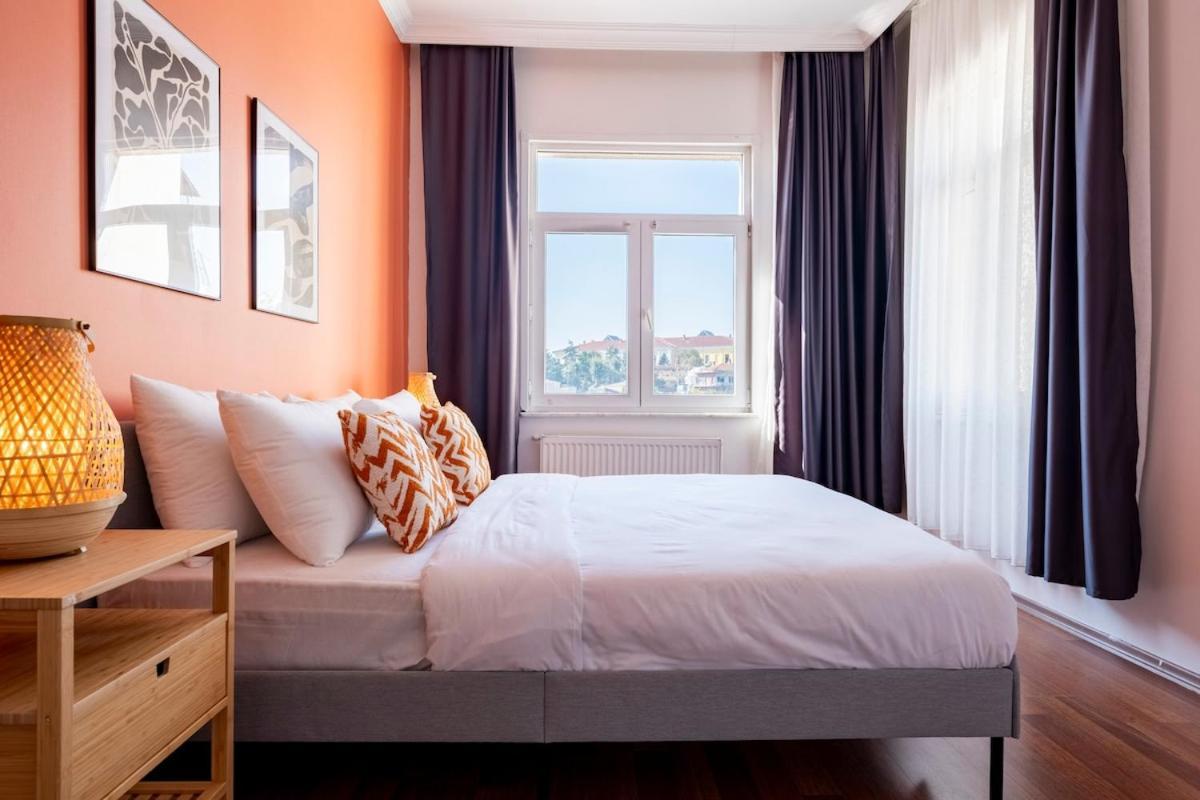High-ceiling Three-bedroom Apartment *