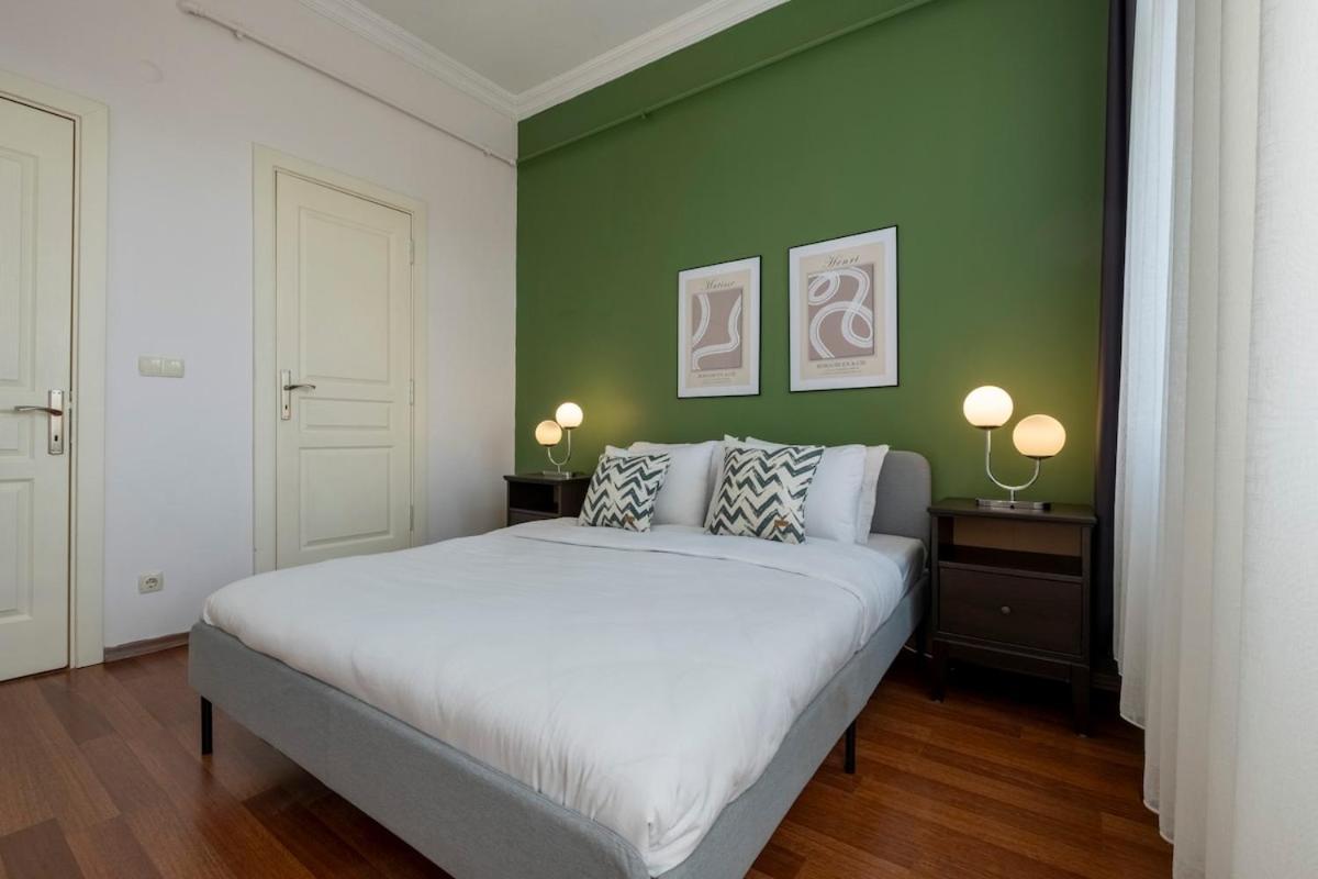 High-ceiling Three-bedroom Apartment Istanbul