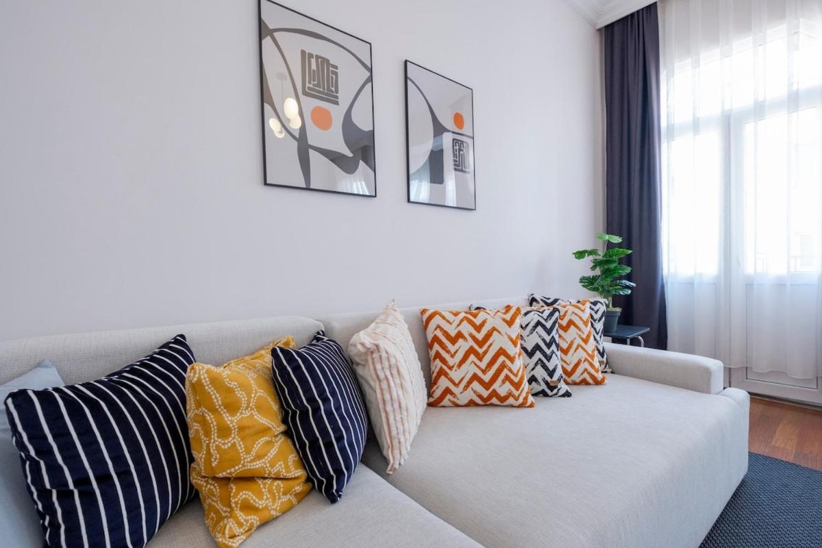 High-ceiling Three-bedroom Apartment