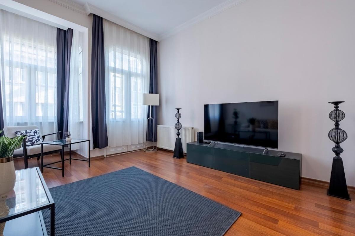 High-ceiling Three-bedroom Apartment *