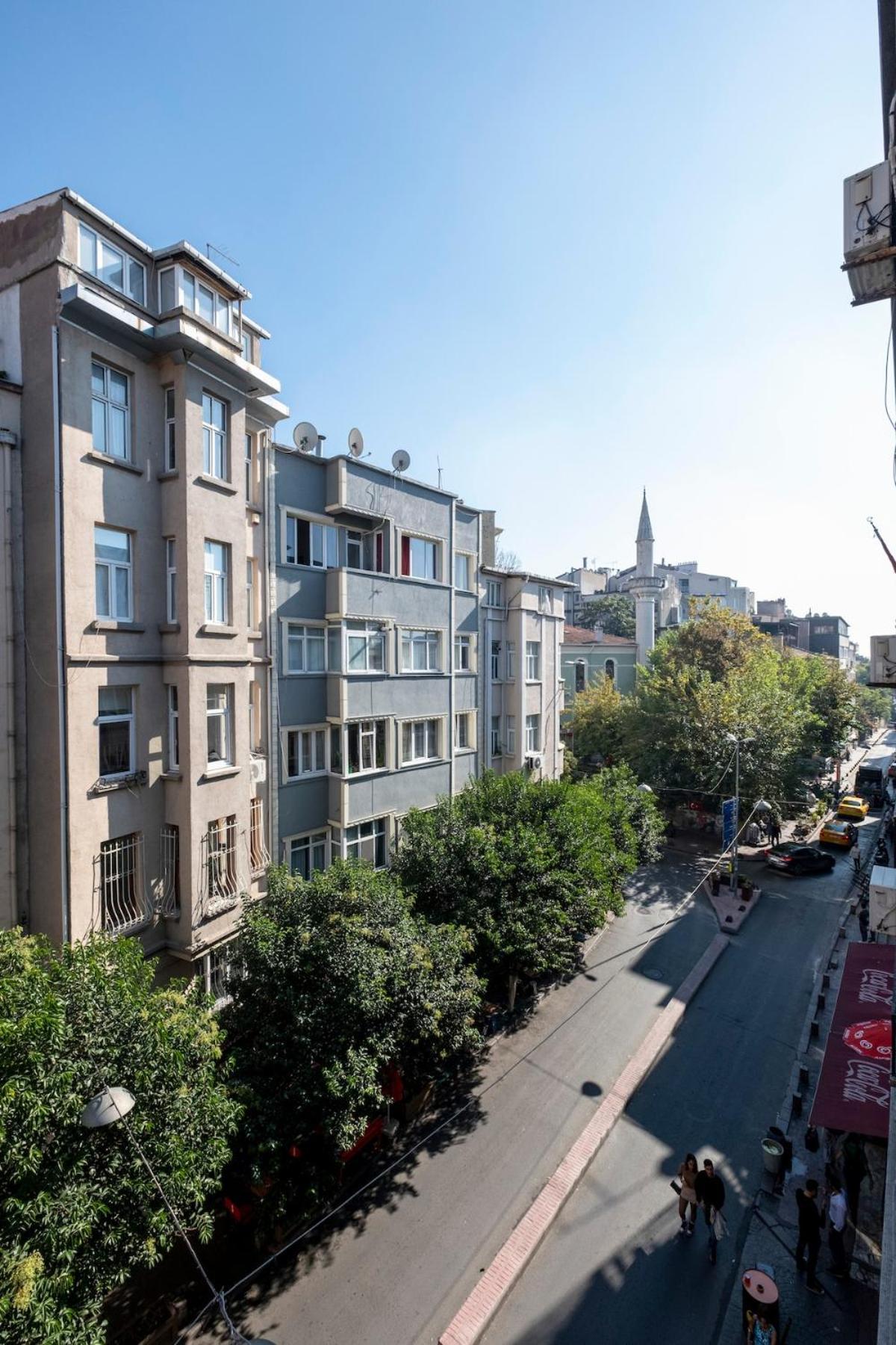 High-ceiling Three-bedroom Apartment Istanbul