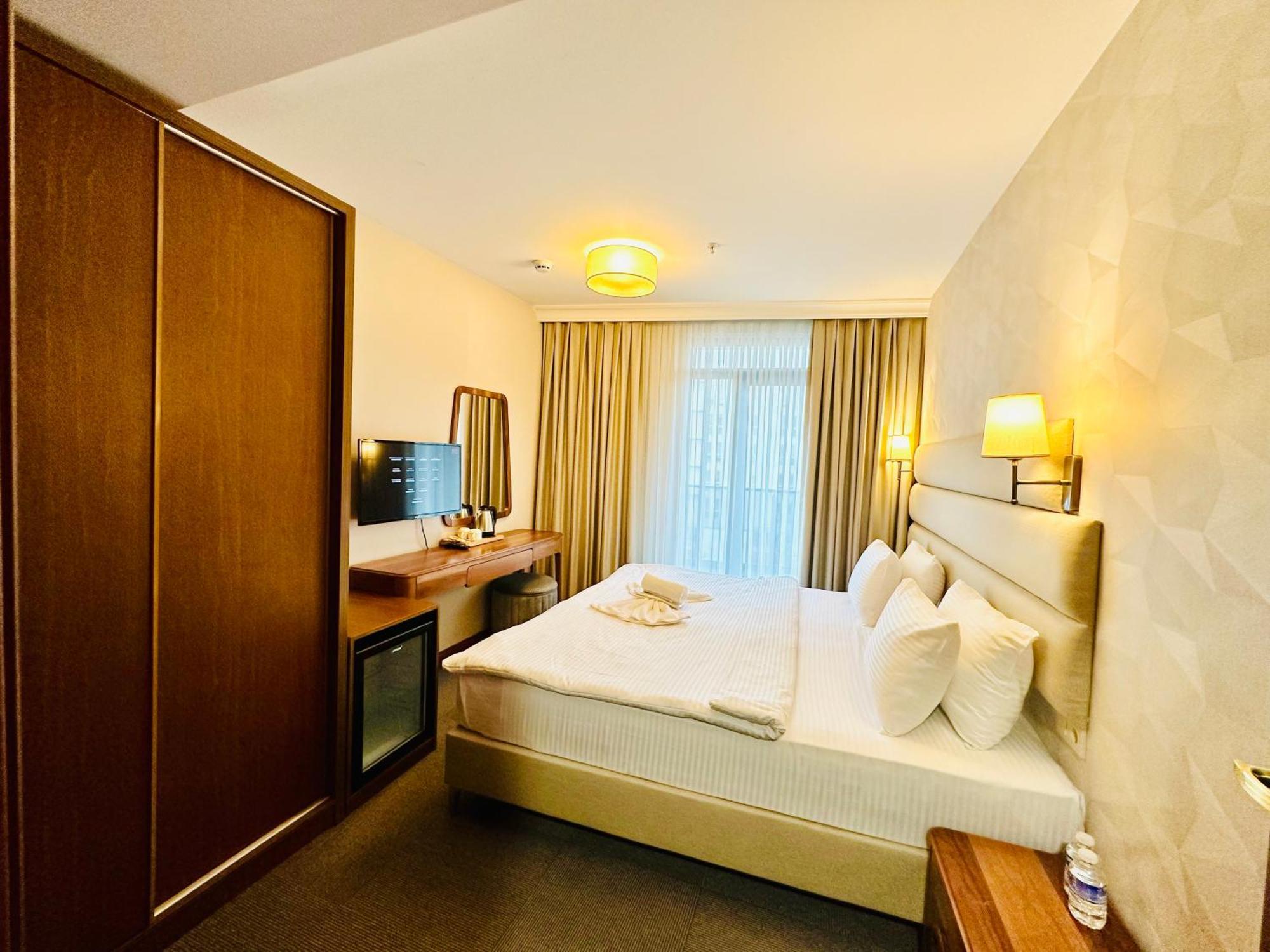 Midpoint Hotel 4*