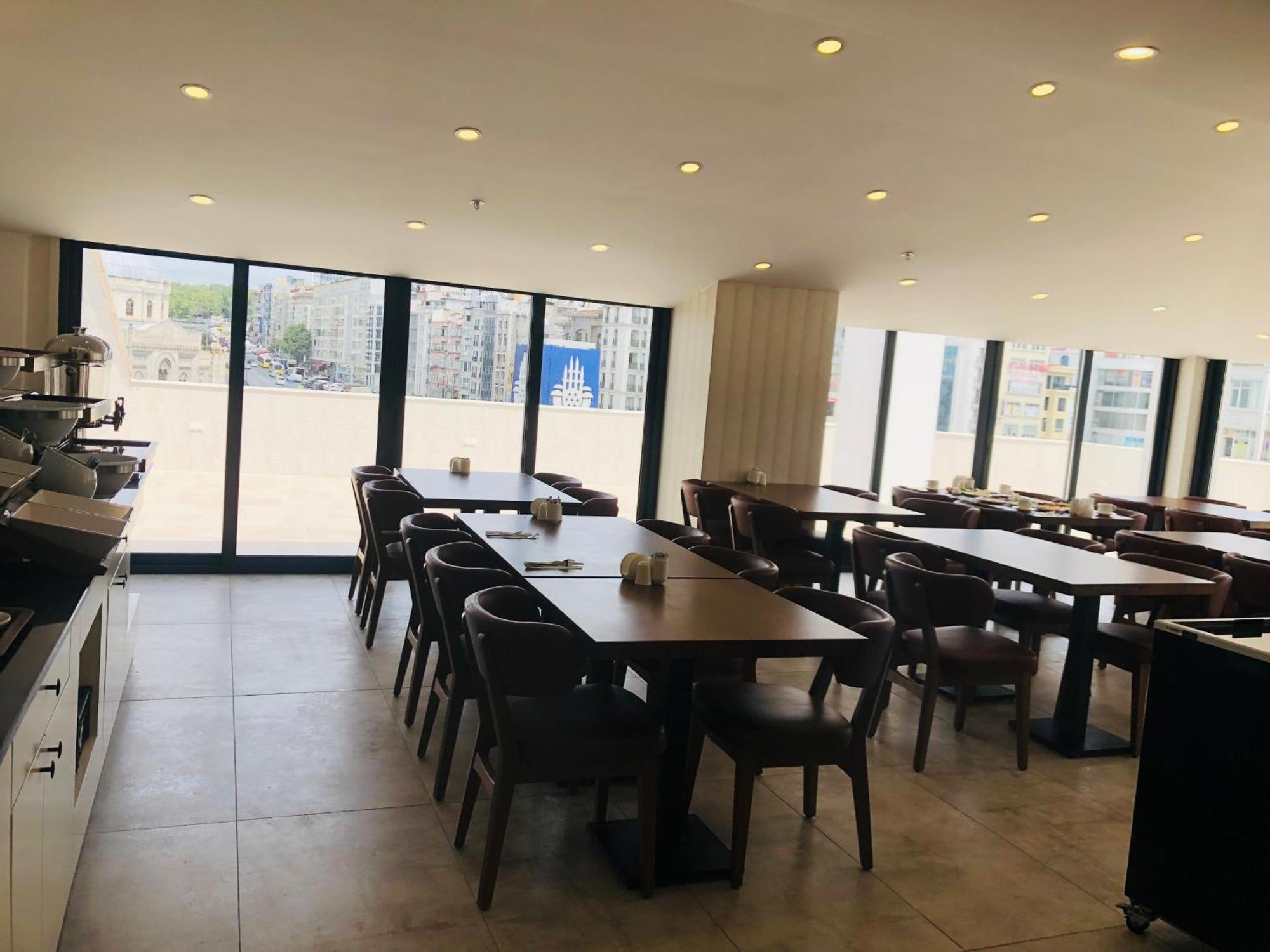 Midpoint Hotel 4*