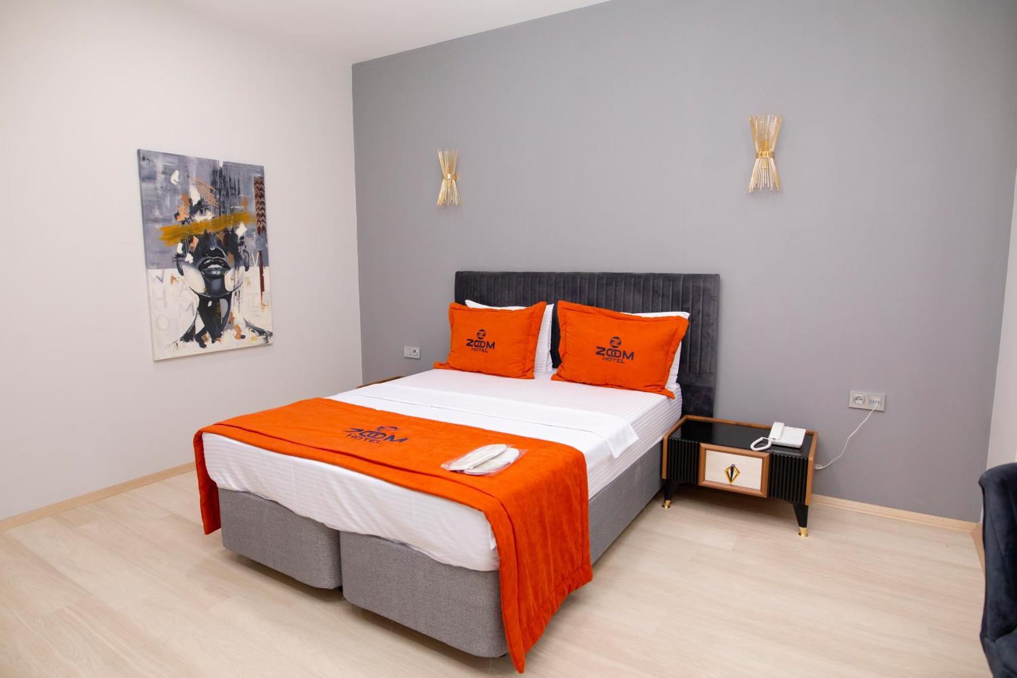Zoom Hotel *