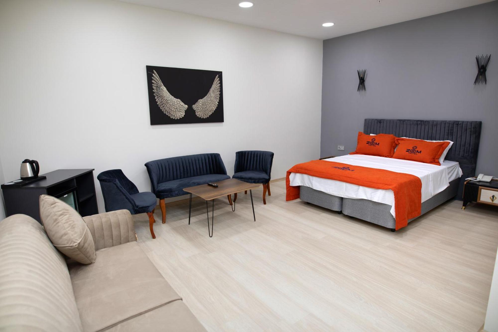 Zoom Hotel *