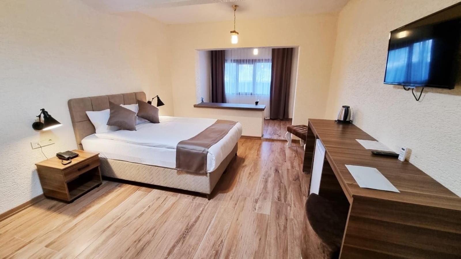 La Pearl Hotel *