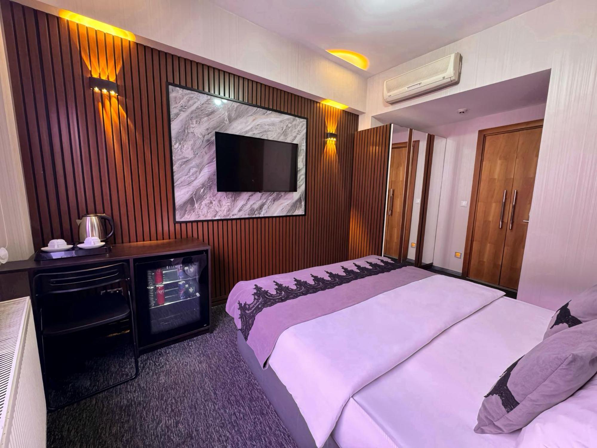Black Art Otel *
