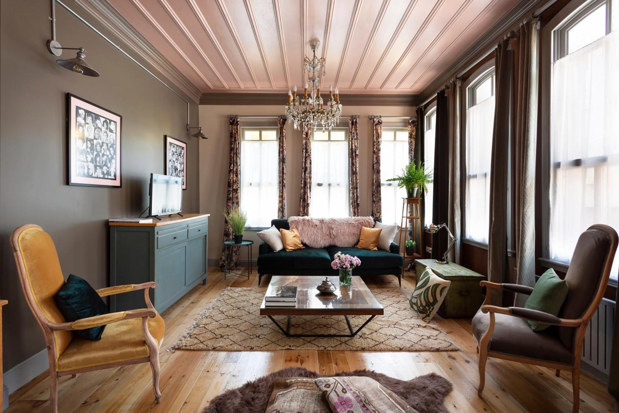 Tastefully Decorated House In Old - Rose Apartment