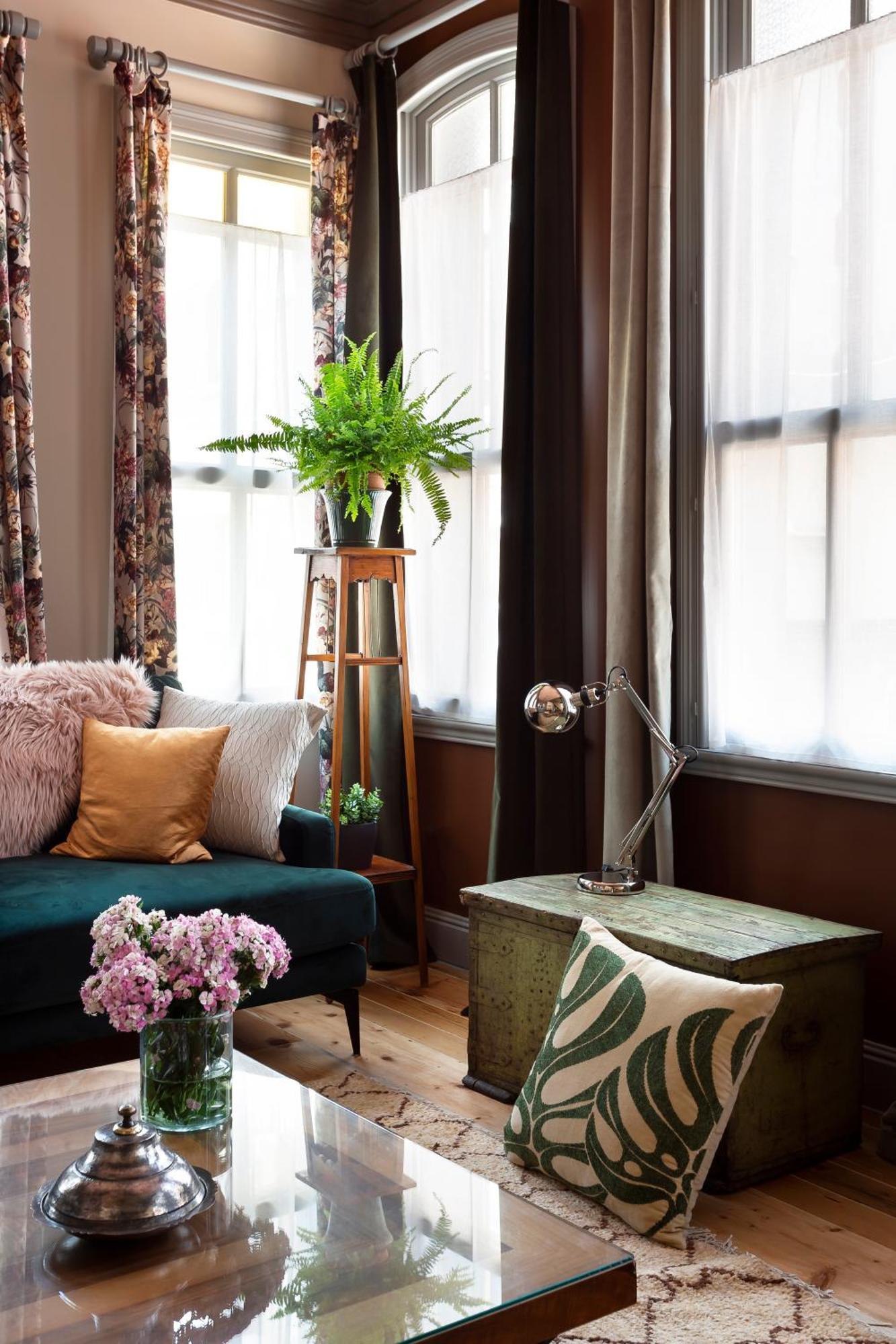 Tastefully Decorated House In Old - Rose *