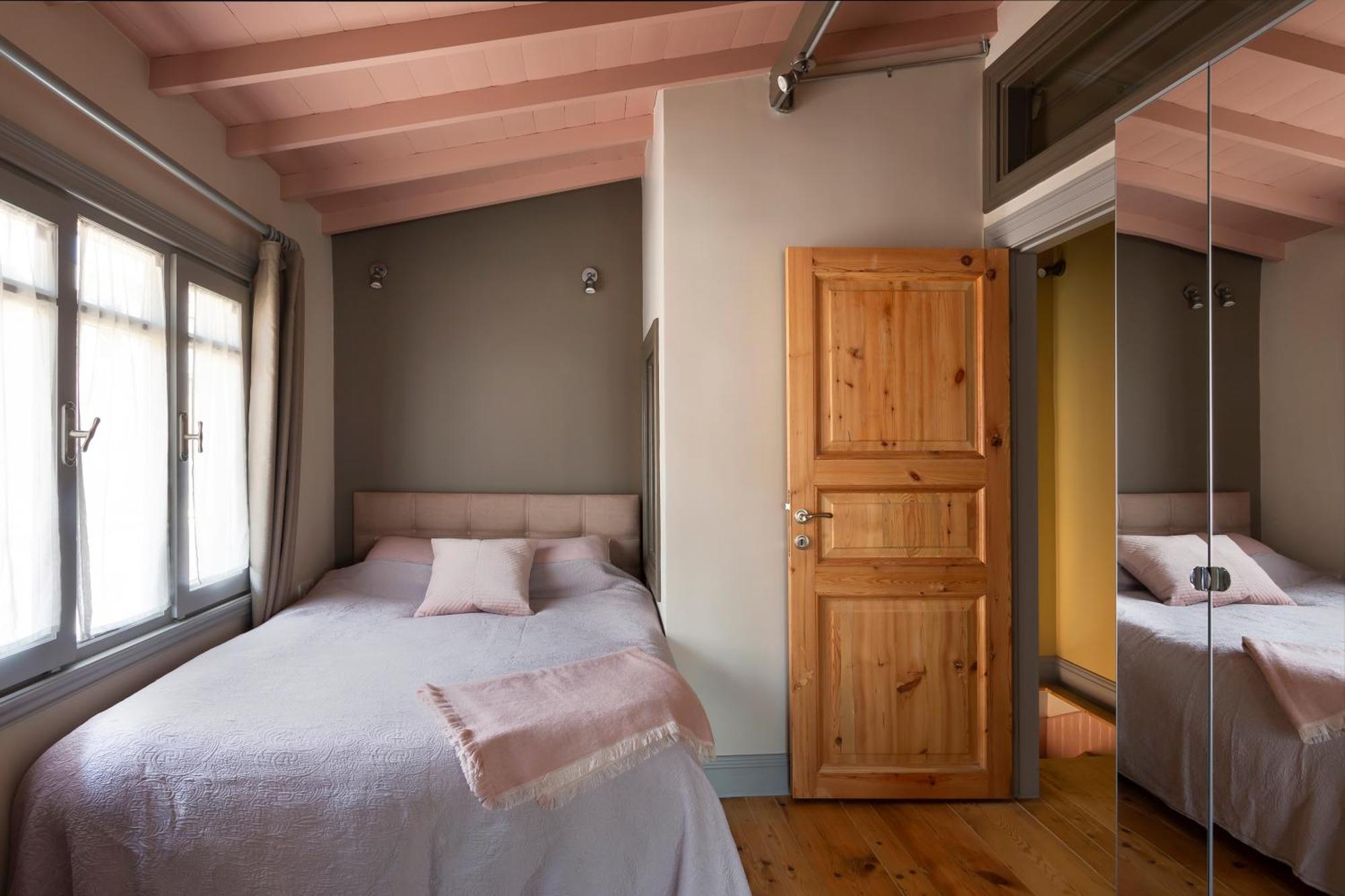 Tastefully Decorated House In Old - Rose *