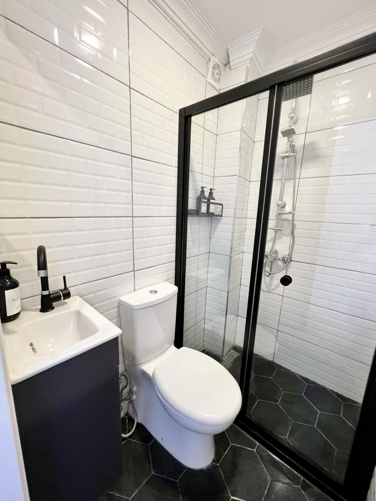 5 Bedroom 5 Bathroom, Newly Renovated At The Heart Of The *
