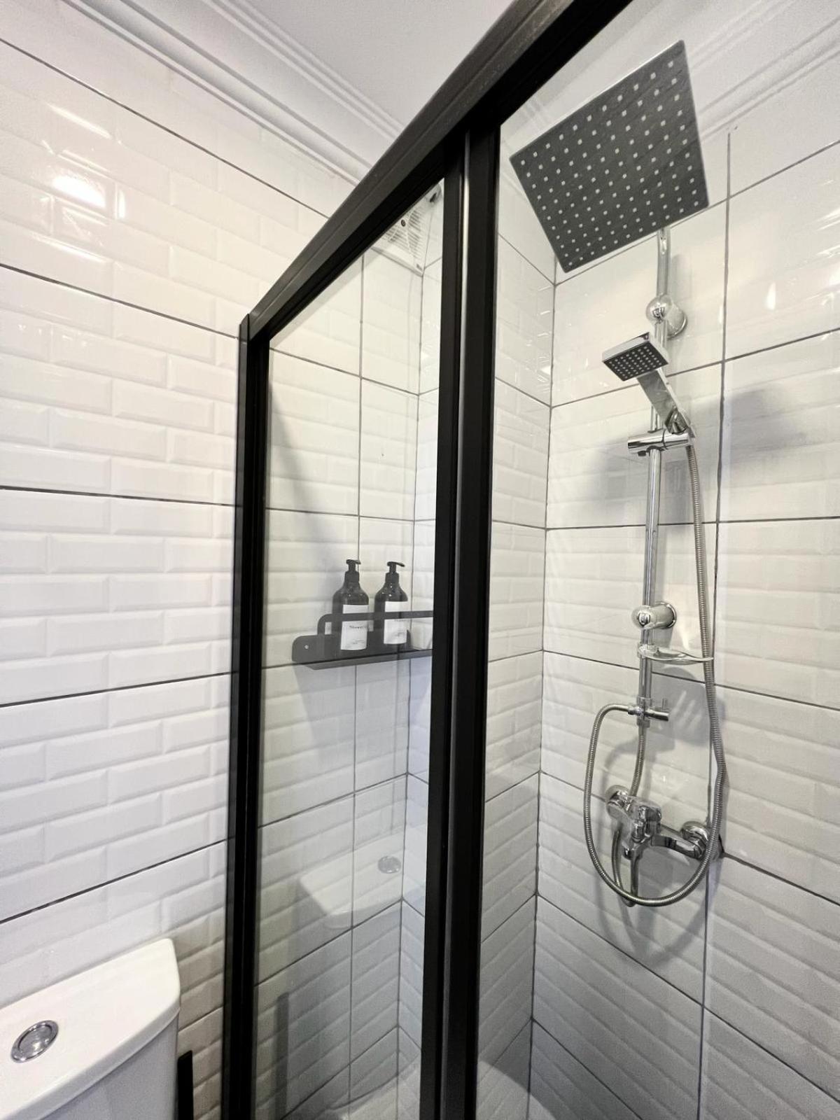 5 Bedroom 5 Bathroom, Newly Renovated At The Heart Of The *