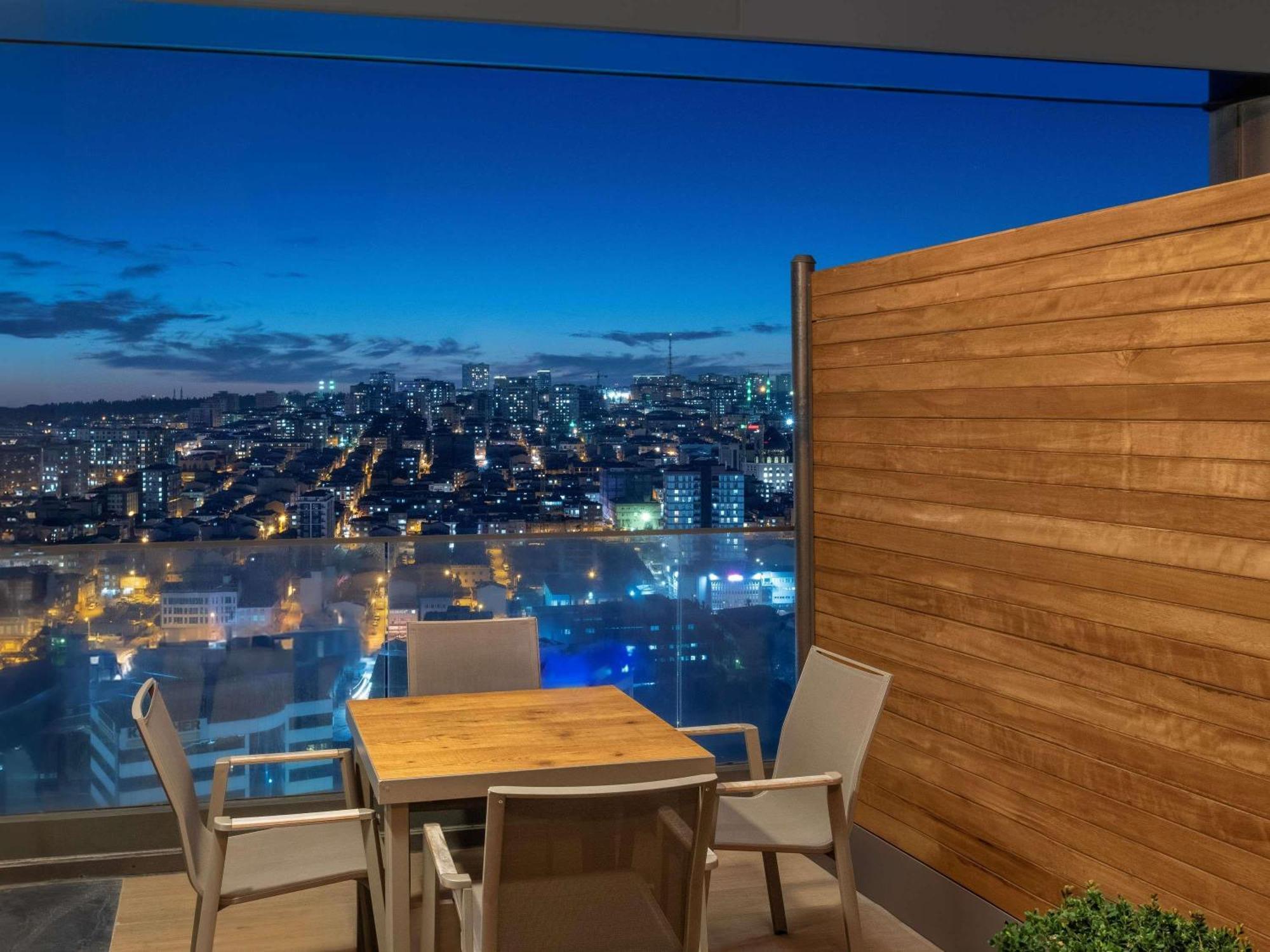 Movenpick Living West 5*