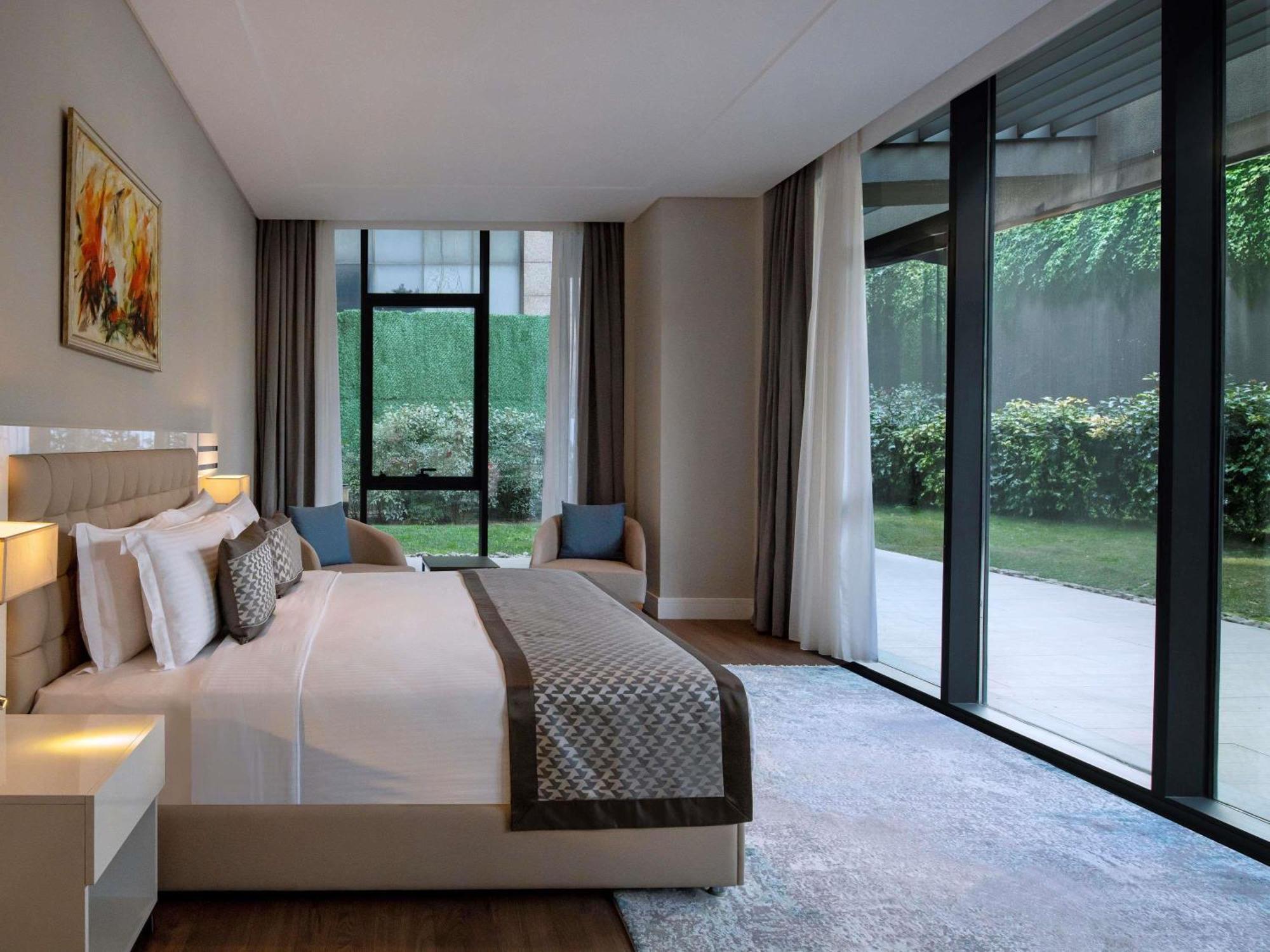 Hotel Movenpick Living West