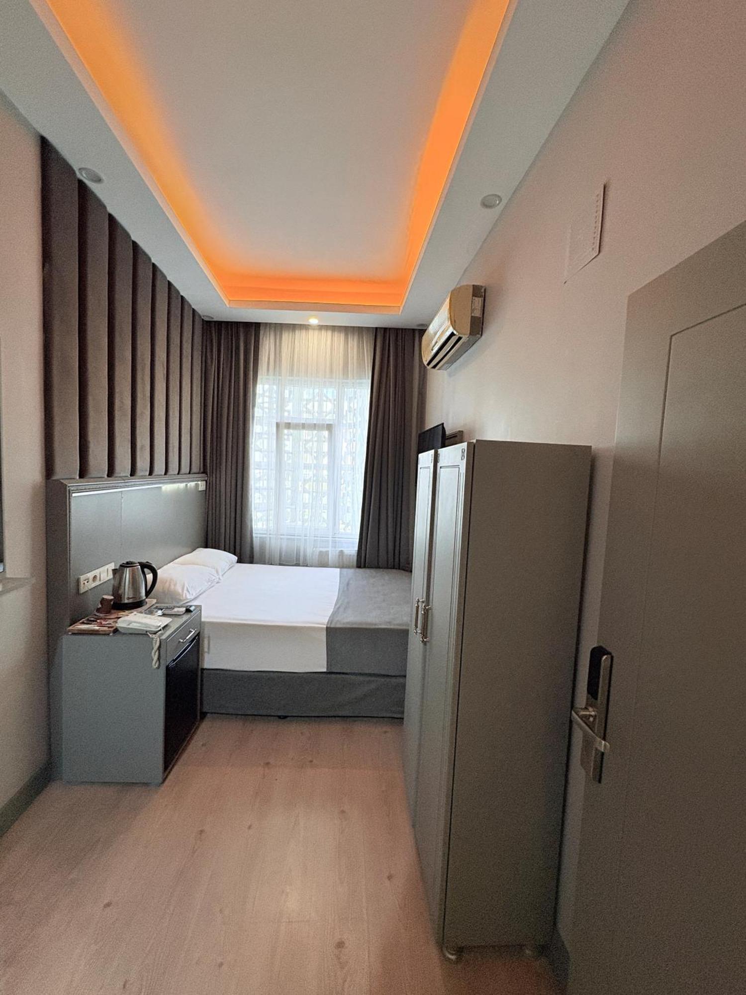 Crowned Hotel