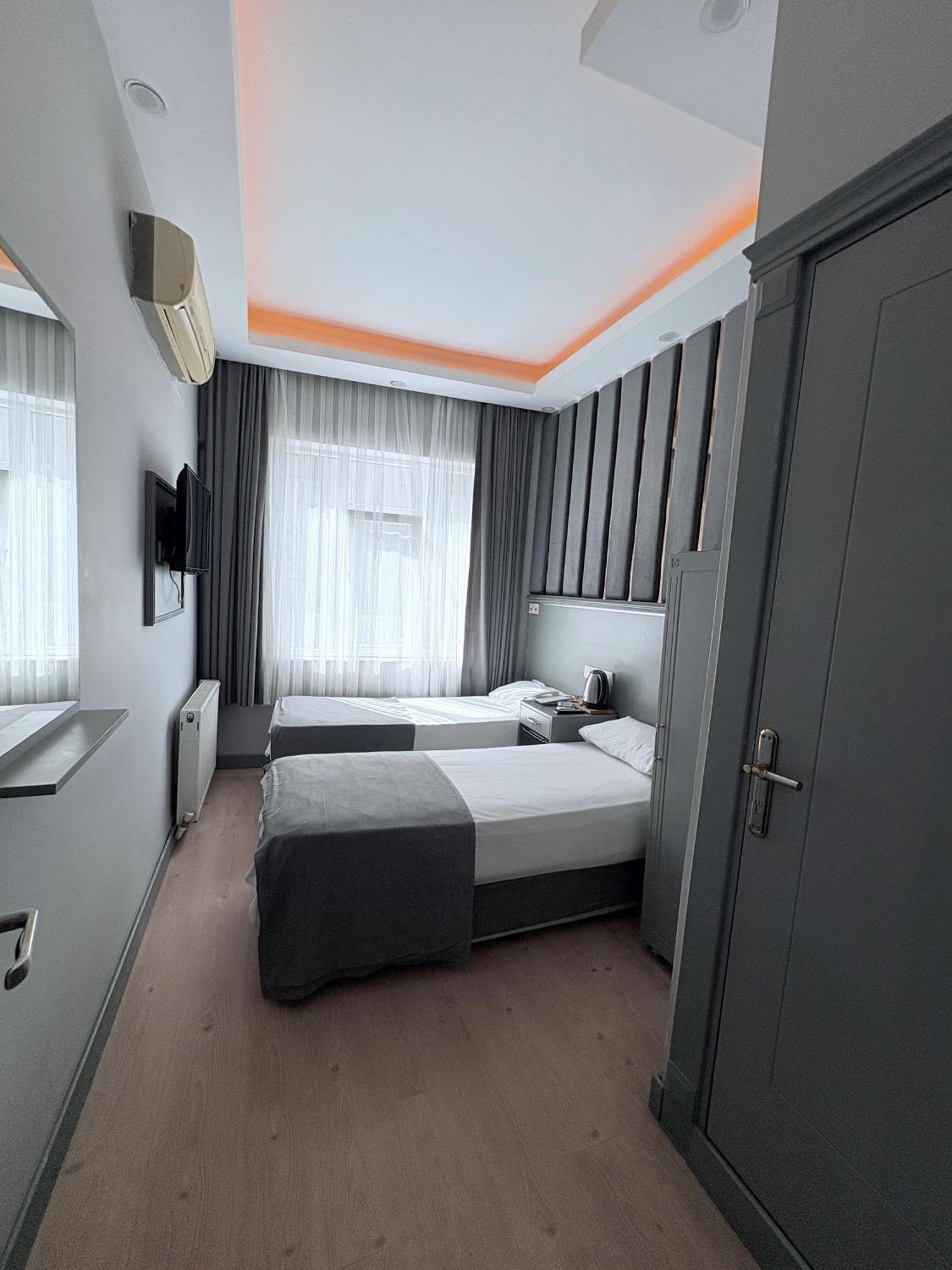 Crowned Hotel 2*