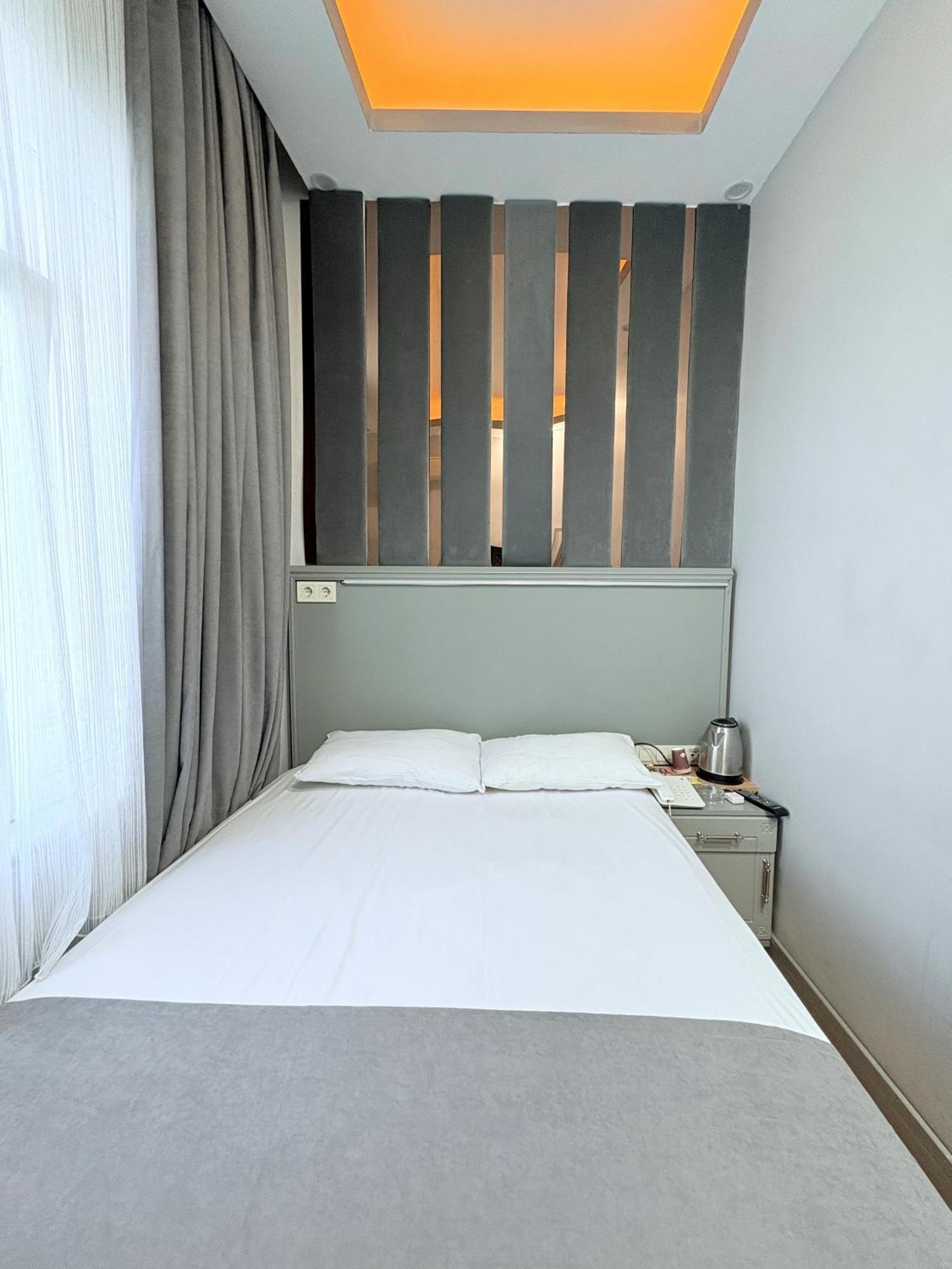 Hotel Crowned